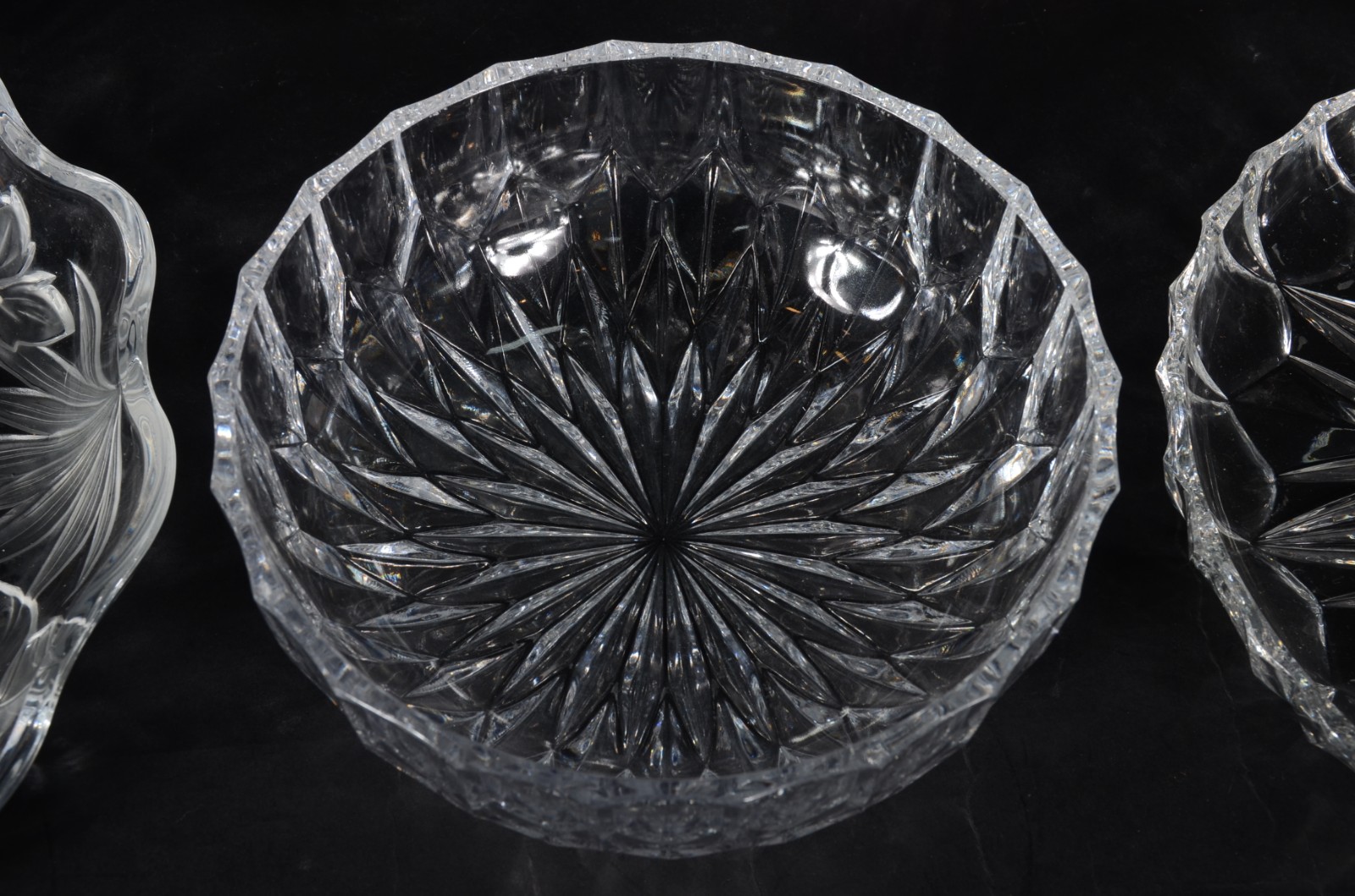 Seis peças de cristal/ vidro, sendo dois pratos e quatro bowls. - foto 4 de 7
