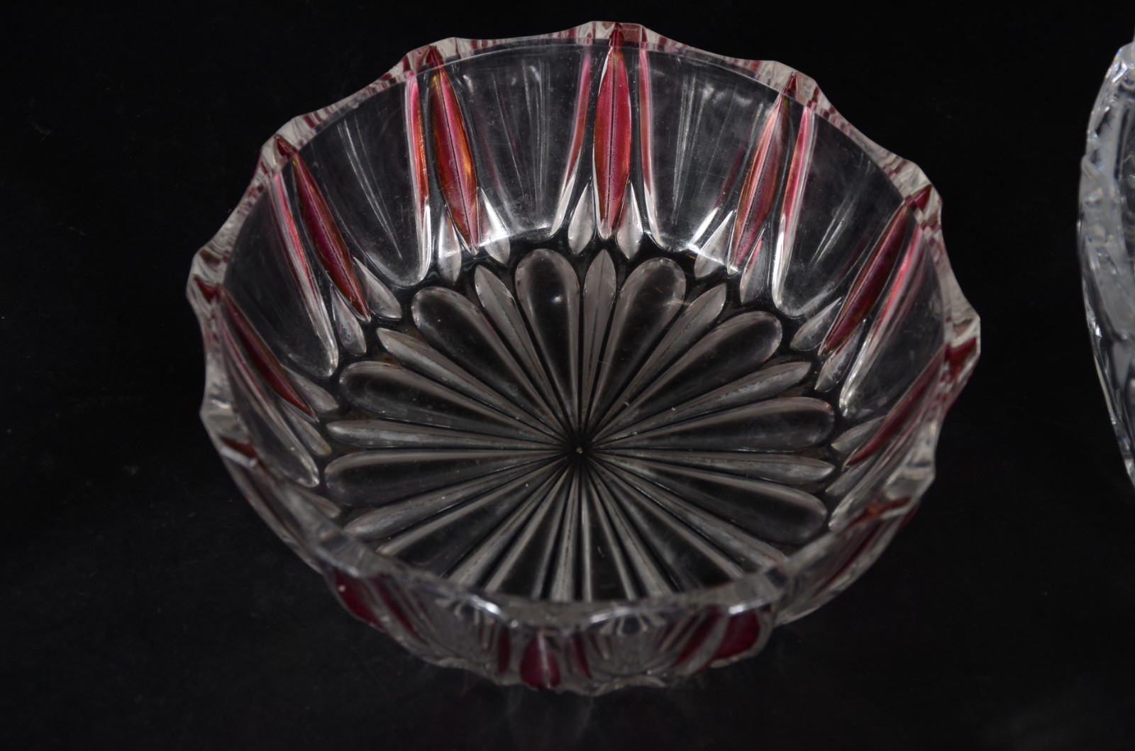 Seis peças de cristal/ vidro, sendo dois pratos e quatro bowls. - foto 5 de 7