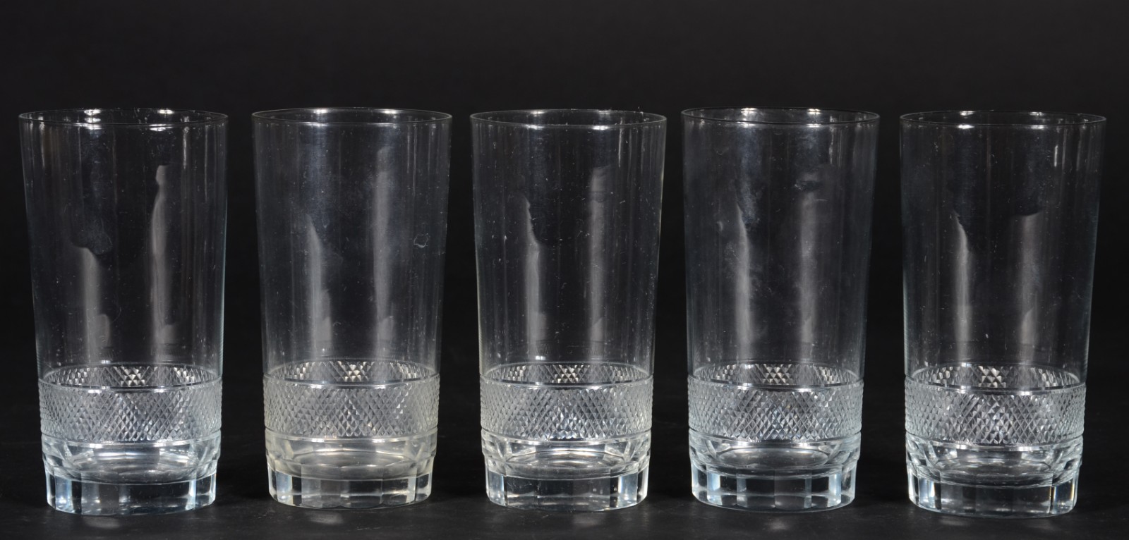 Cinco copos longos de cristal europeu, bases facetadas com faixa... - foto 1 de 3