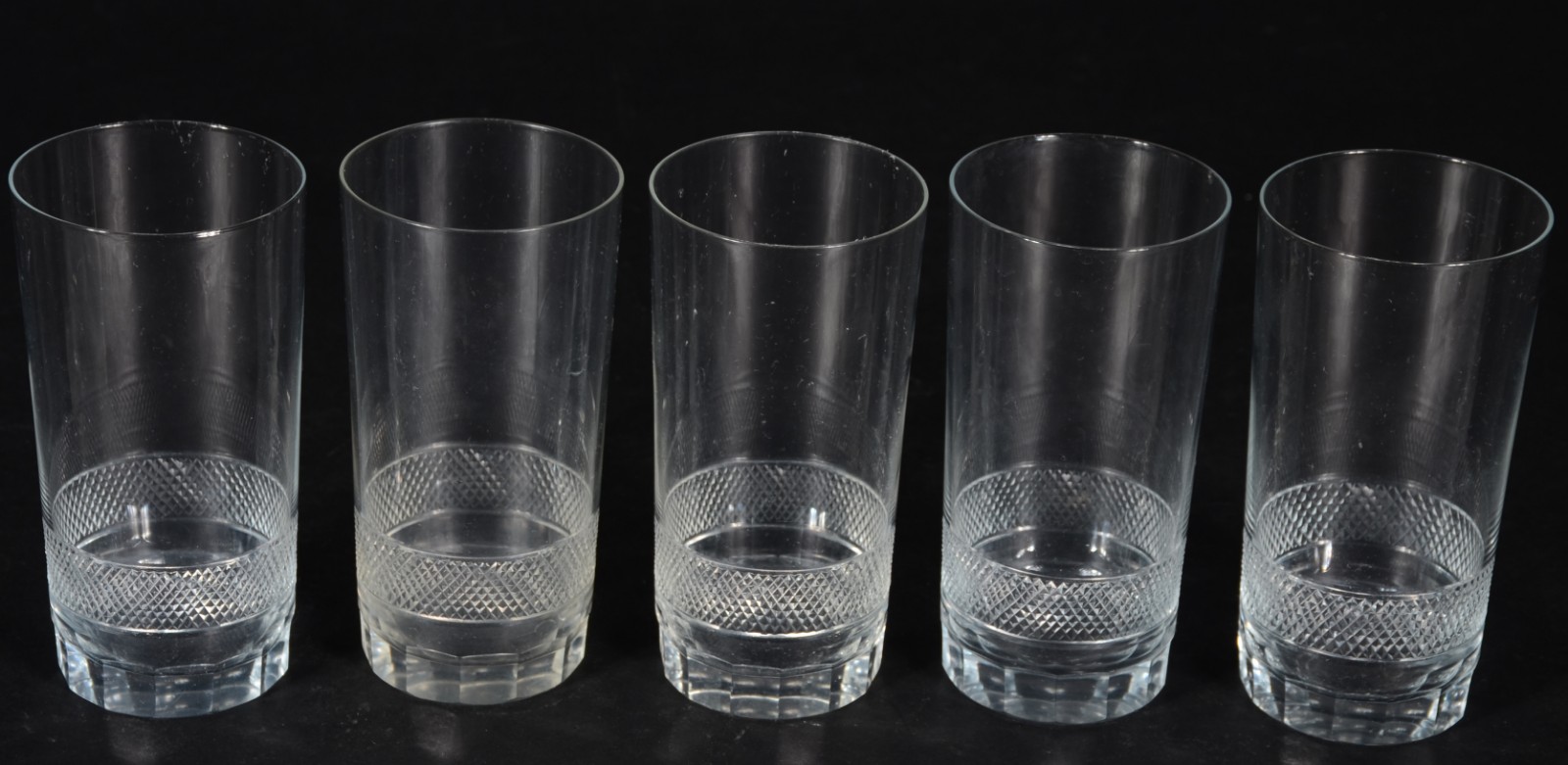 Cinco copos longos de cristal europeu, bases facetadas com faixa... - foto 2 de 3