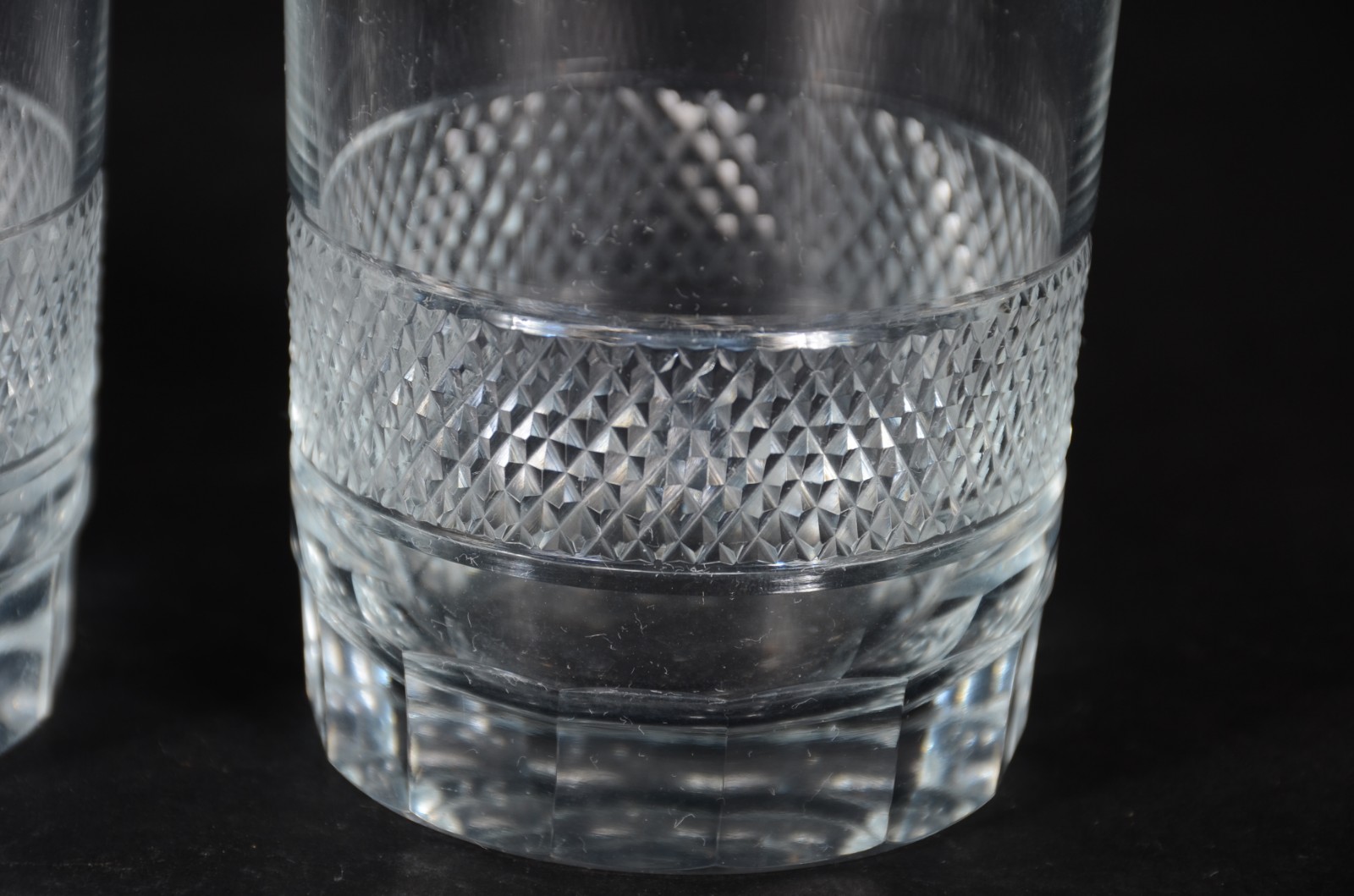 Cinco copos longos de cristal europeu, bases facetadas com faixa... - foto 3 de 3