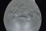 René Lalique (1860-1945),  - Caixa na forma de ovo de cristal francês decorado com figuras de anjos em relevo. Assinado.
