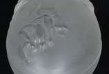 René Lalique (1860-1945),  - Caixa na forma de ovo de cristal francês decorado com figuras de anjos em relevo. Assinado.