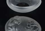René Lalique (1860-1945),  - Caixa na forma de ovo de cristal francês decorado com figuras de anjos em relevo. Assinado.