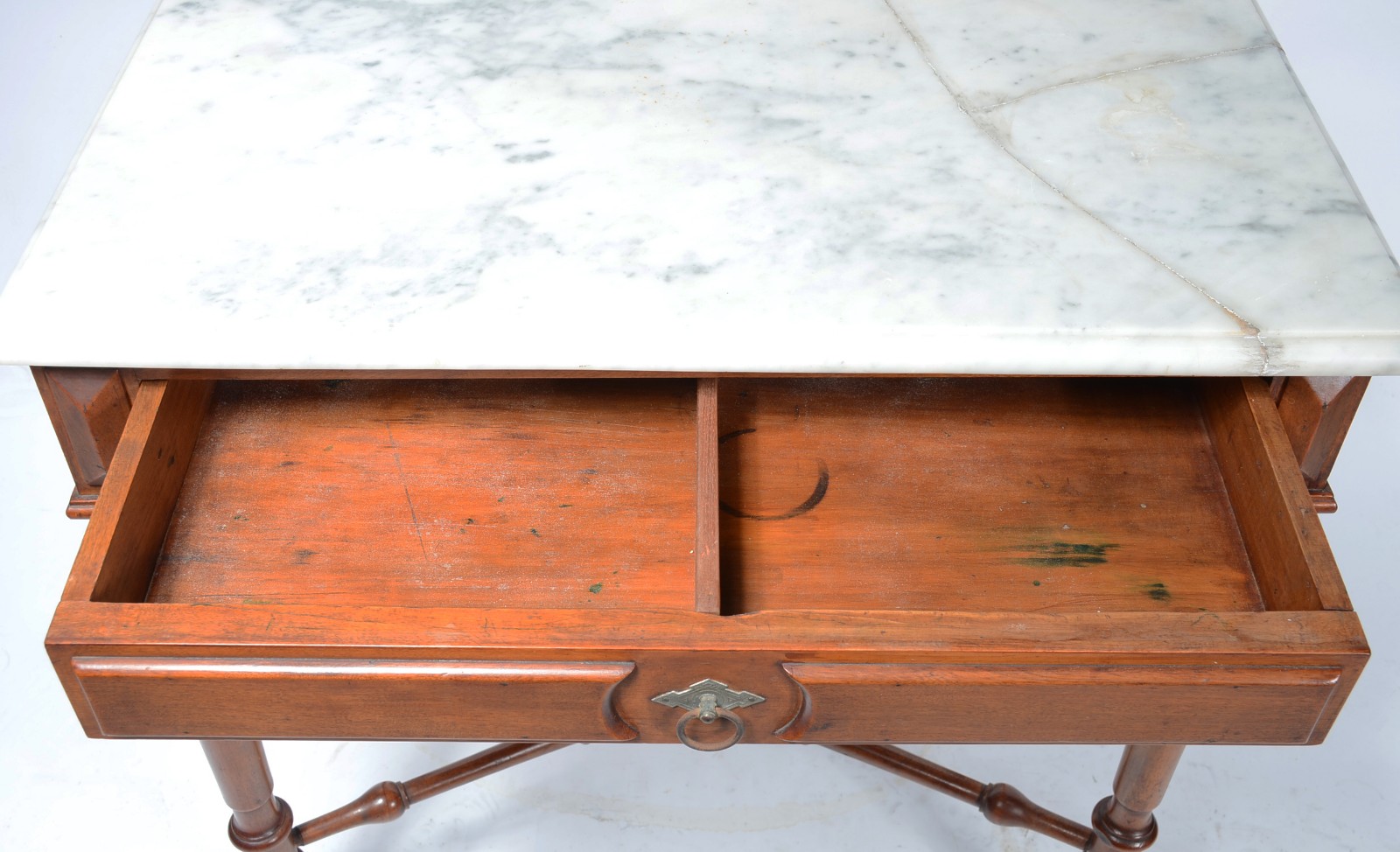 Mesa de madeira nobre com uma gaveta, pernas torneadas ligadas por... - foto 5 de 10