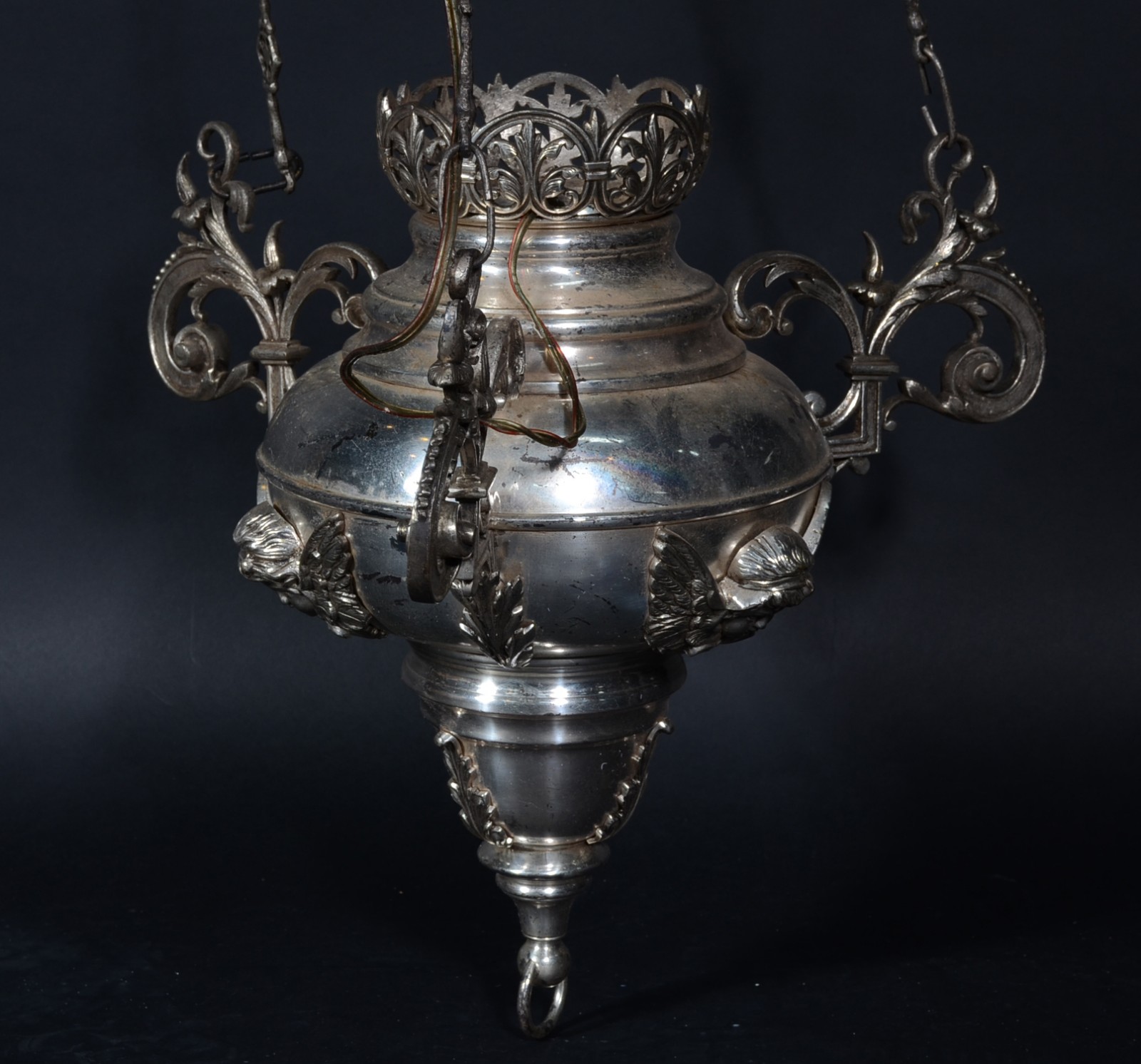 Lampadário de metal prateado com figuras de anjos em relevo... - foto 4 de 4