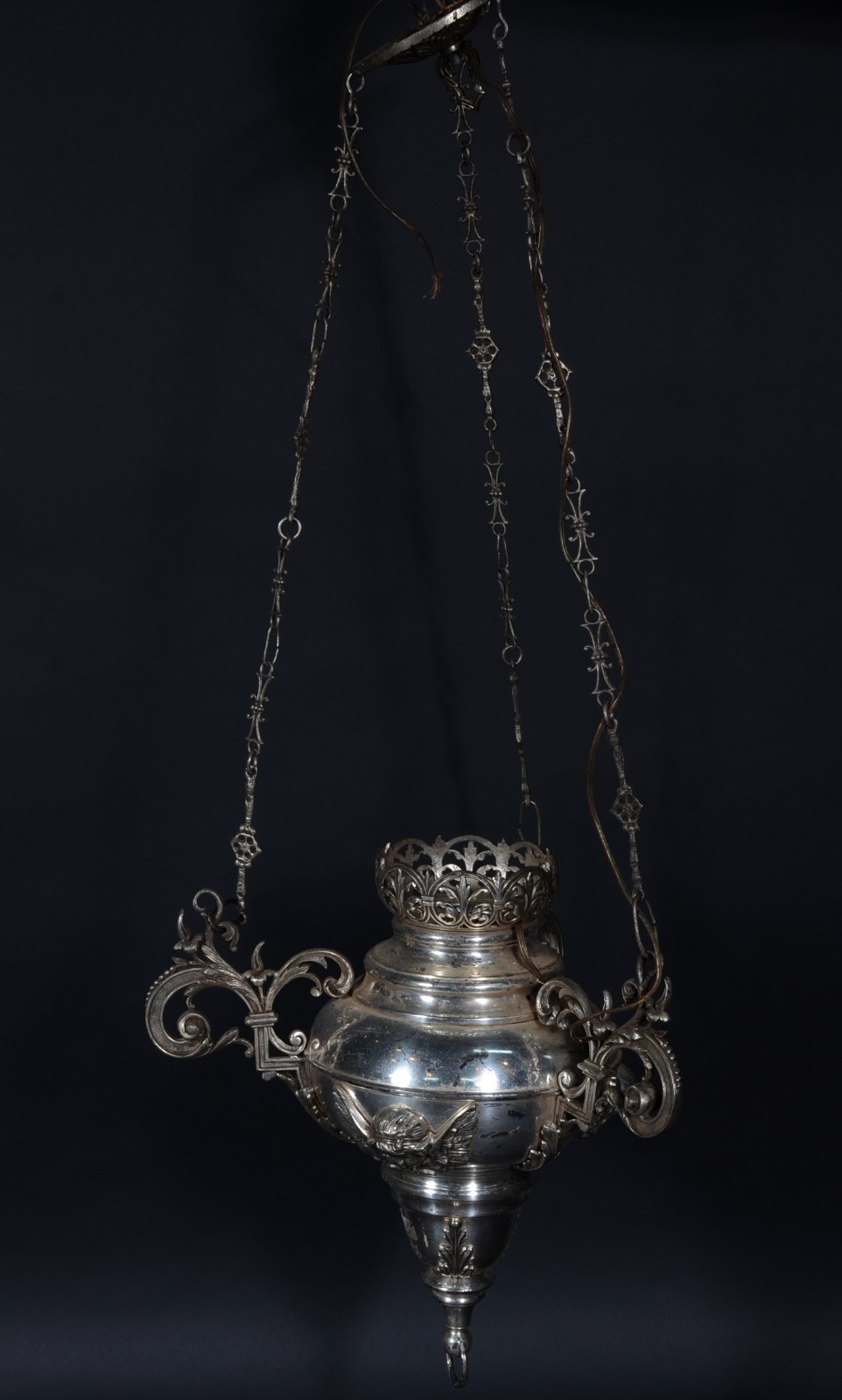 Lampadário de metal prateado com figuras de anjos em relevo... - foto 1 de 4