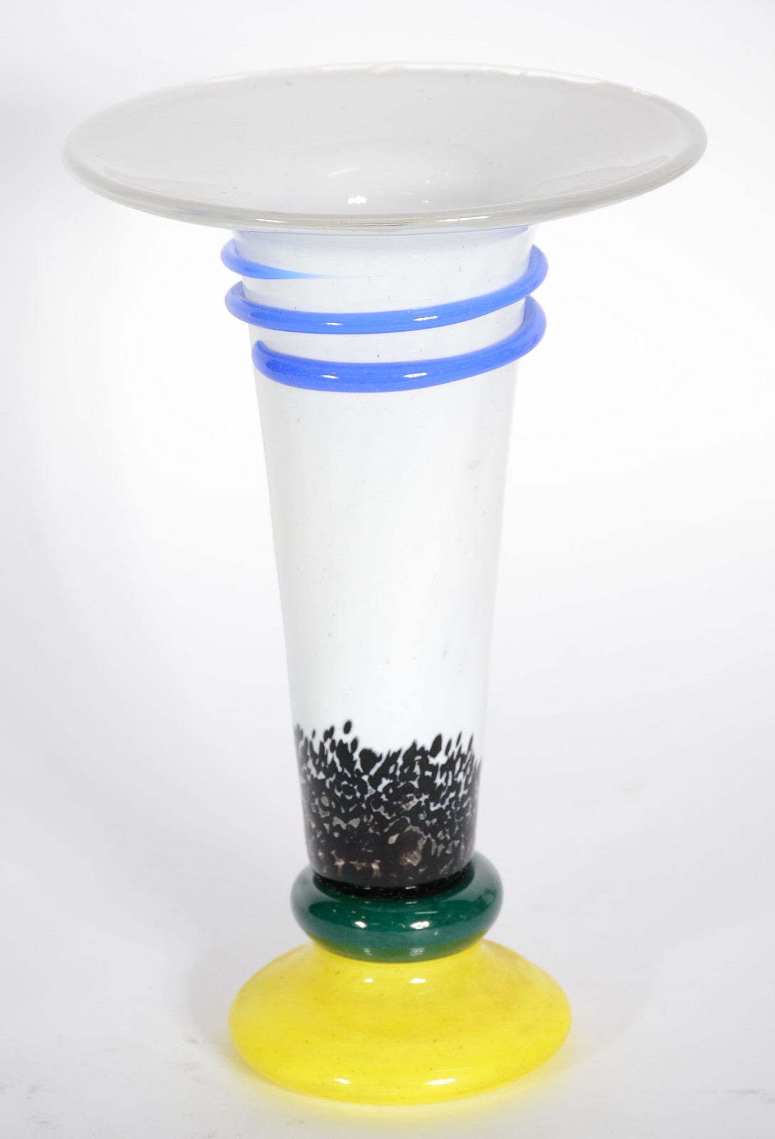 Vaso de vidro decorativo na cor branca, "gargalo" com serpentina azul... - foto 1 de 4