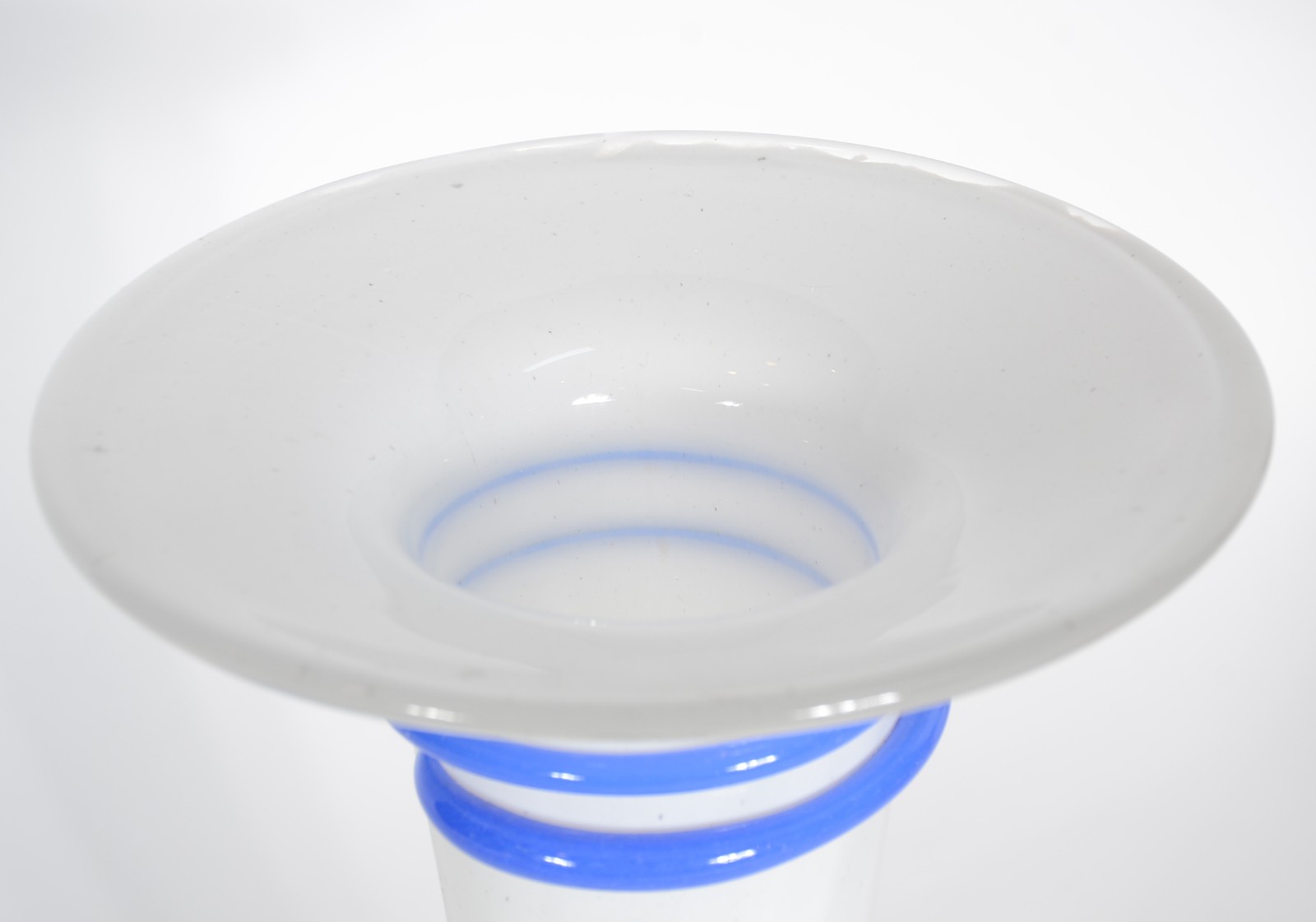 Vaso de vidro decorativo na cor branca, "gargalo" com serpentina azul... - foto 2 de 4