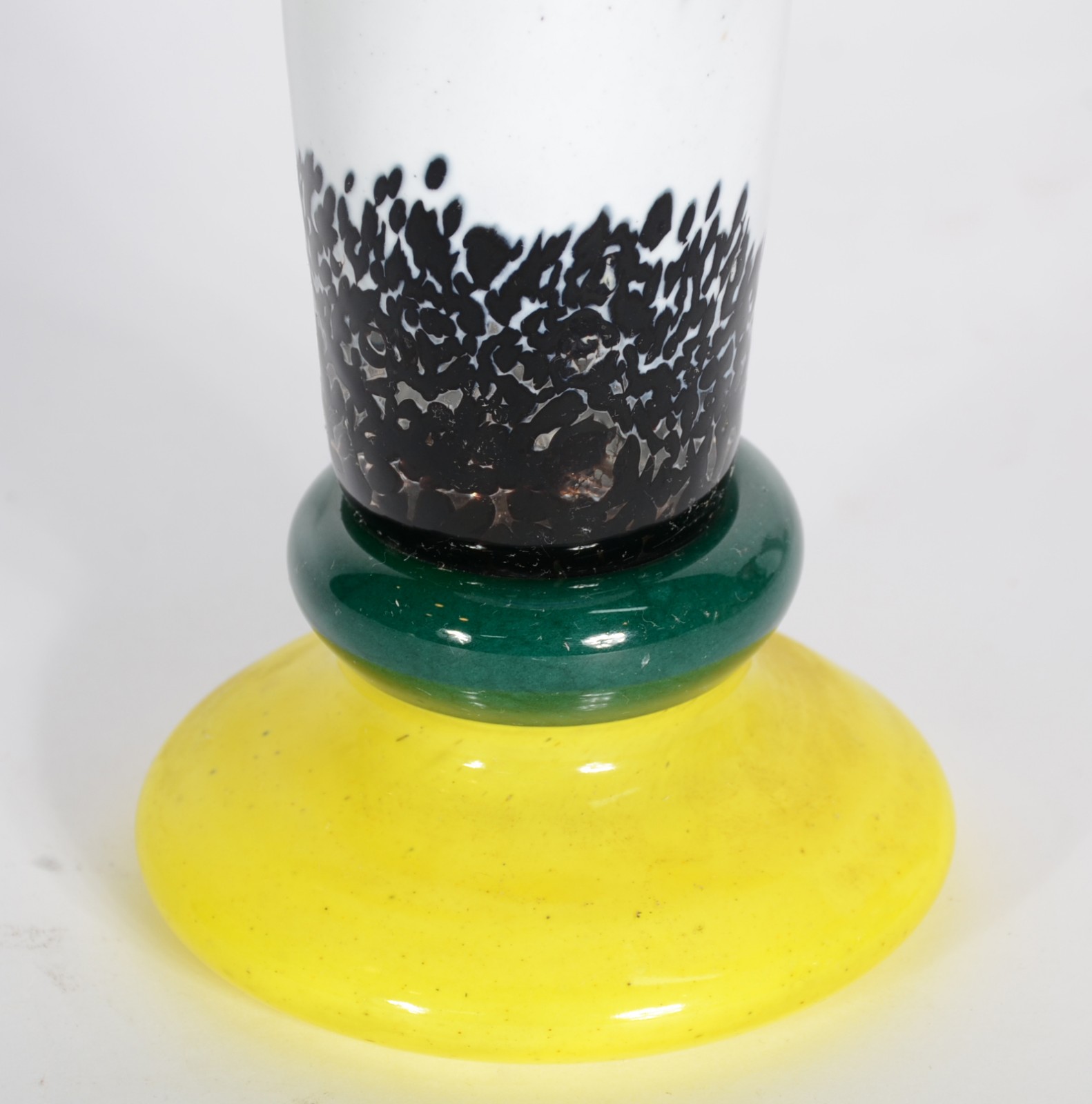 Vaso de vidro decorativo na cor branca, "gargalo" com serpentina azul... - foto 3 de 4