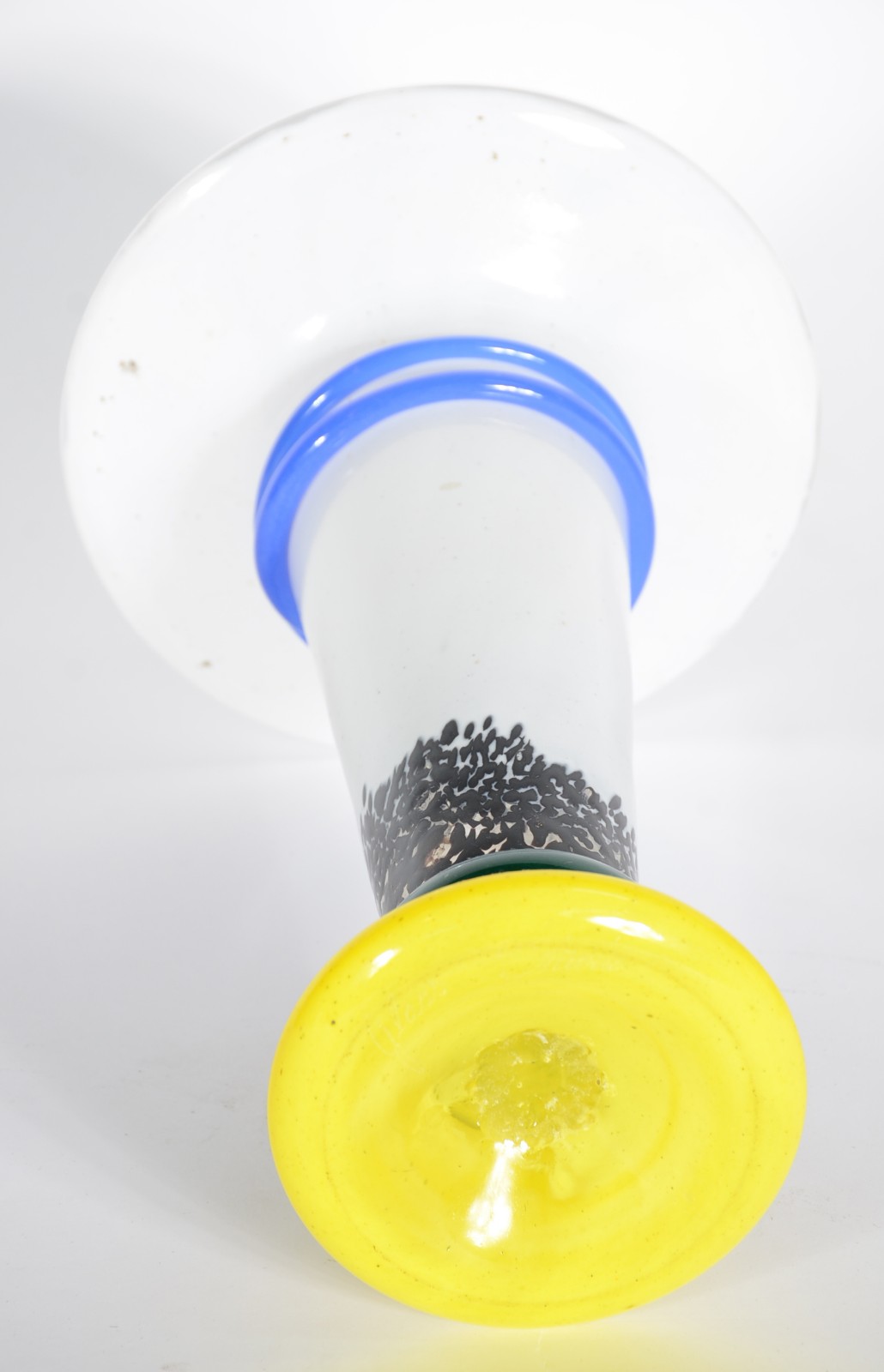Vaso de vidro decorativo na cor branca, "gargalo" com serpentina azul... - foto 4 de 4