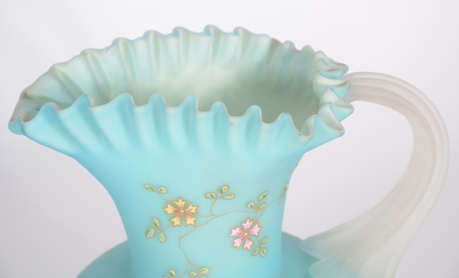 Jarra de opalina azul decorada com flores esmaltadas, borda feitio... - foto 2 de 4