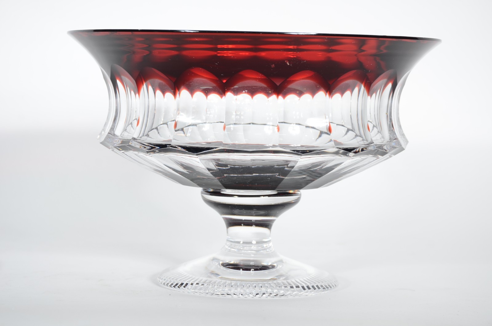 Fruteira/centro de mesa de cristal facetado com borda na cor rubi... - foto 2 de 5