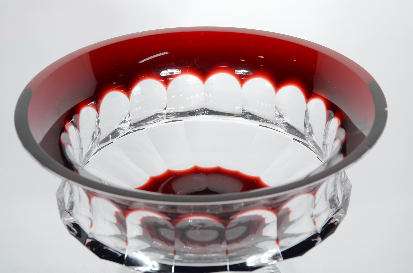 Fruteira/centro de mesa de cristal facetado com borda na cor rubi... - foto 3 de 5