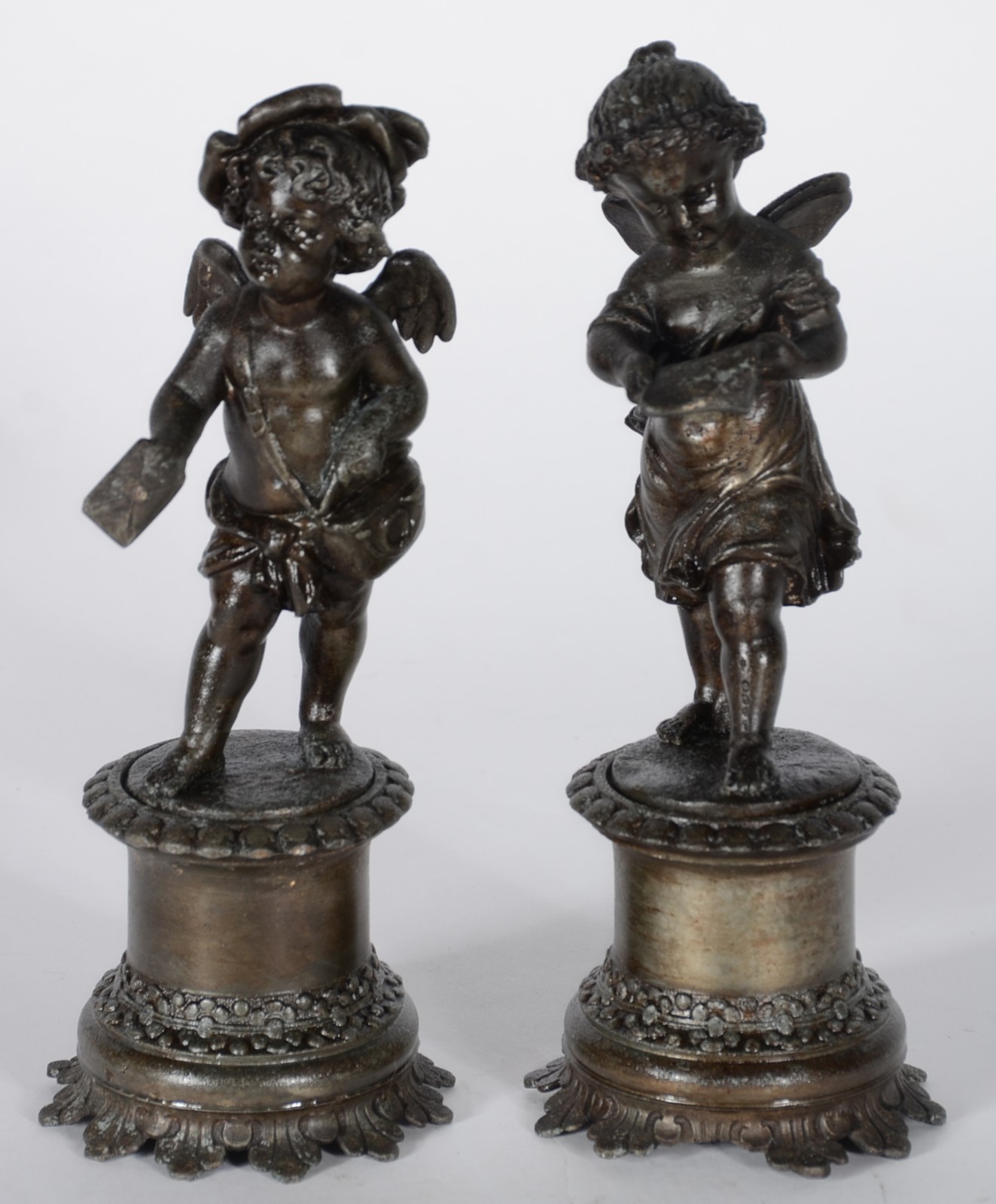 Par de antigas esculturas de petit bronze, representando casal de... - foto 1 de 7