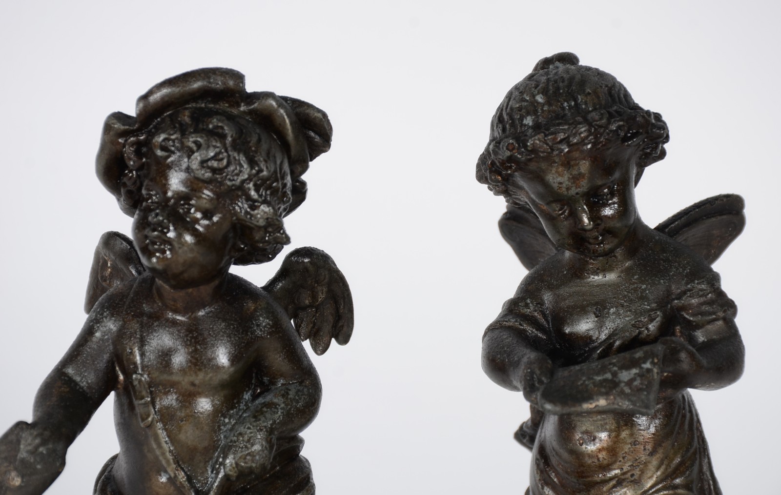 Par de antigas esculturas de petit bronze, representando casal de... - foto 2 de 7