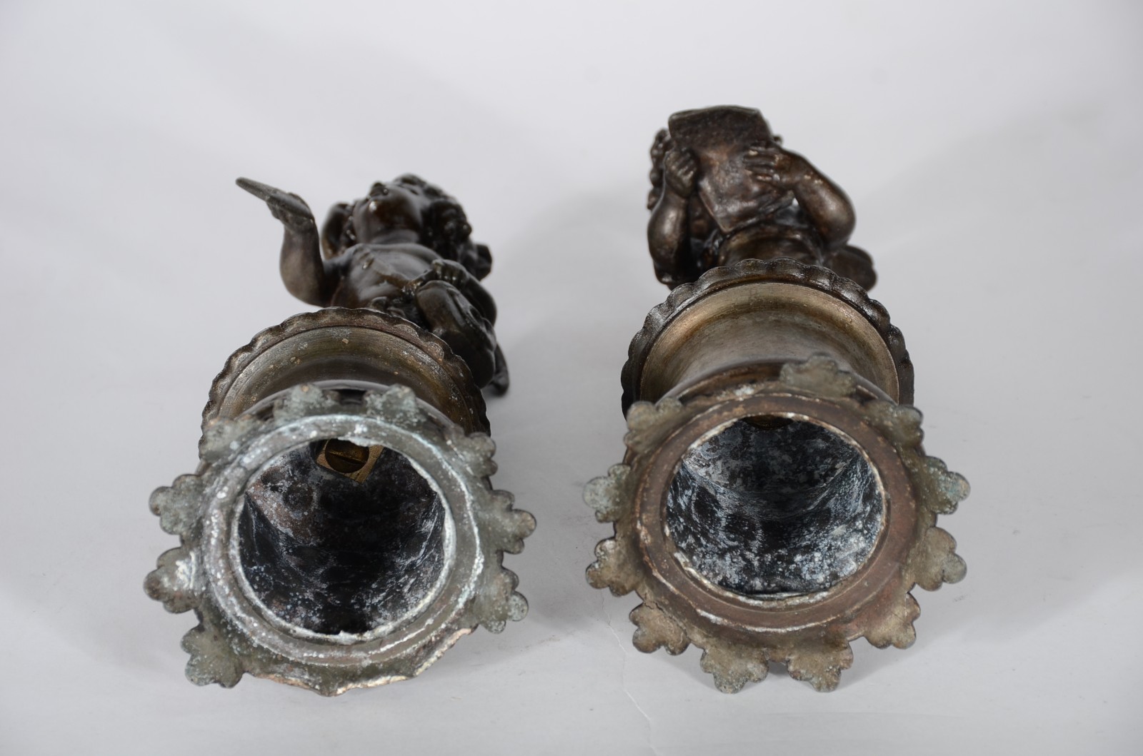 Par de antigas esculturas de petit bronze, representando casal de... - foto 7 de 7