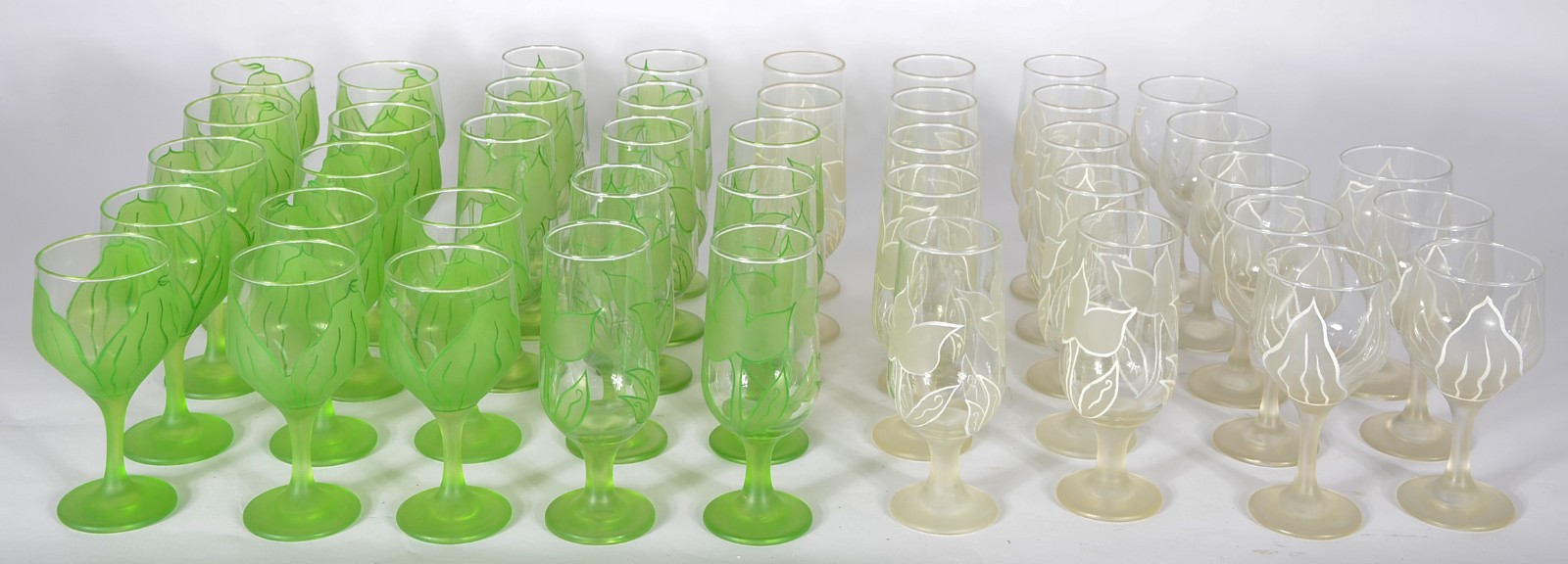 Serviço de copos de vidro pintado, sendo: 12 flutes, 8 para vinho... - foto 1 de 2