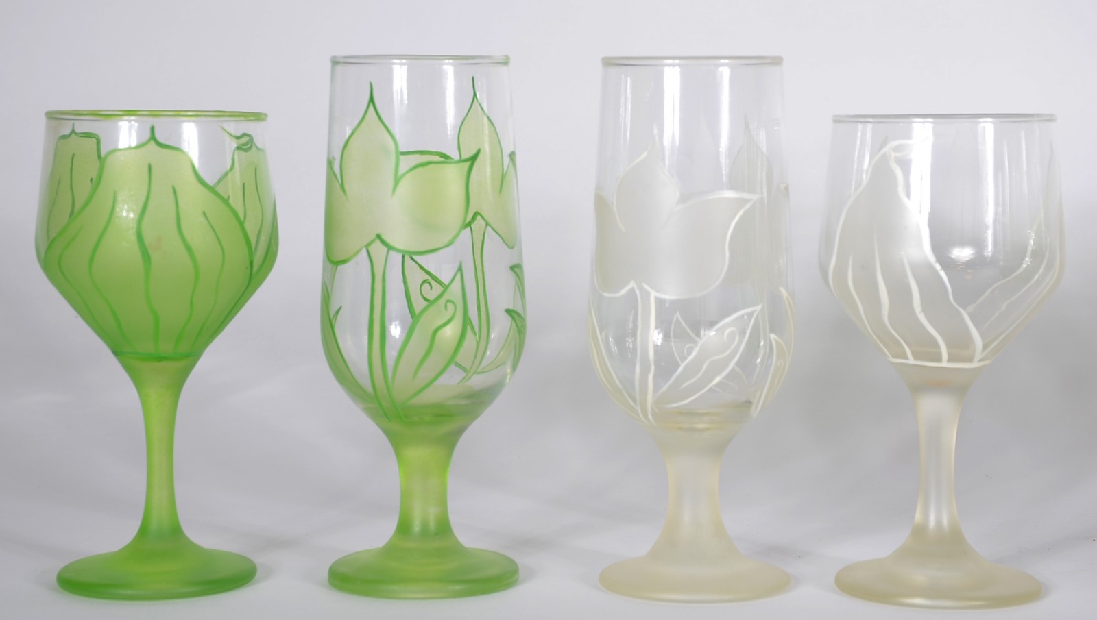 Serviço de copos de vidro pintado, sendo: 12 flutes, 8 para vinho... - foto 2 de 2