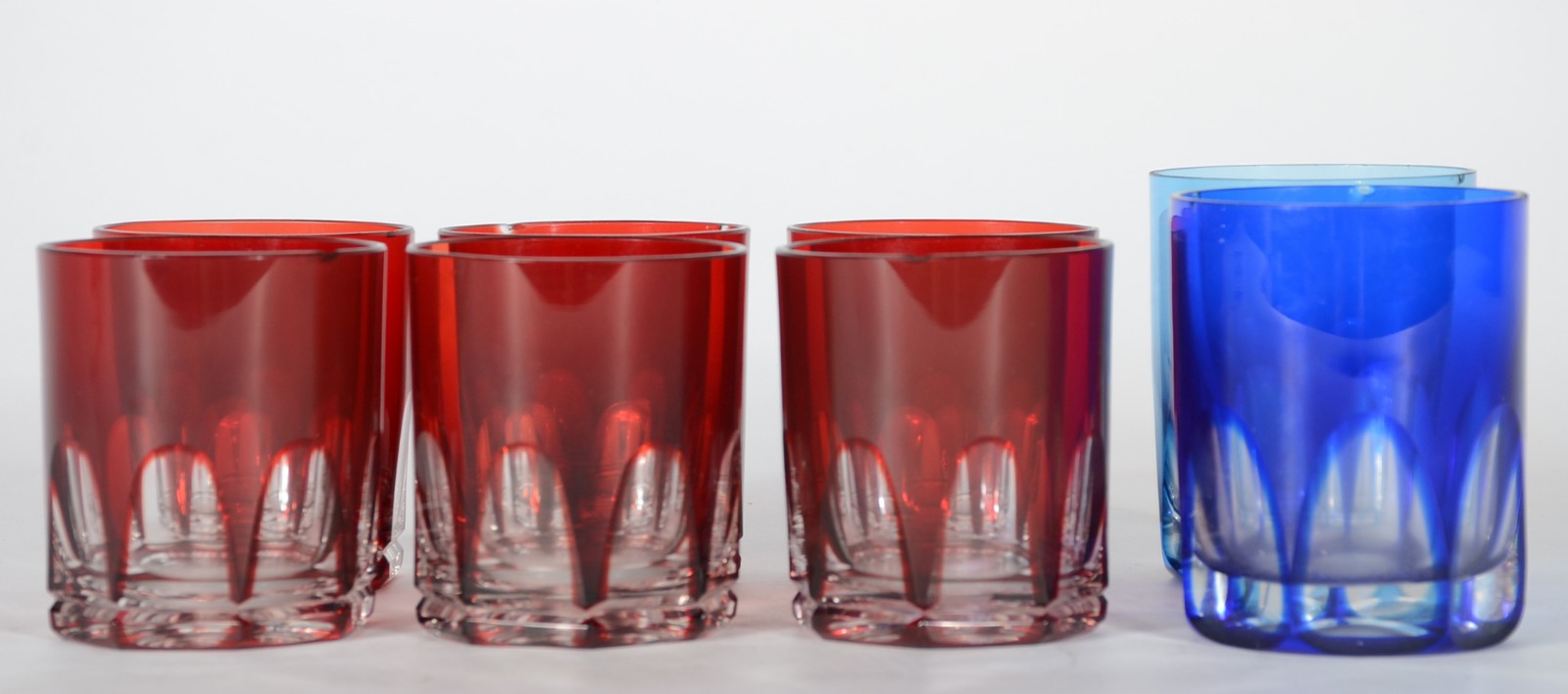 Conjunto com 6 copos baixos de cristal doublé rubi, e dois na cor... - foto 2 de 7