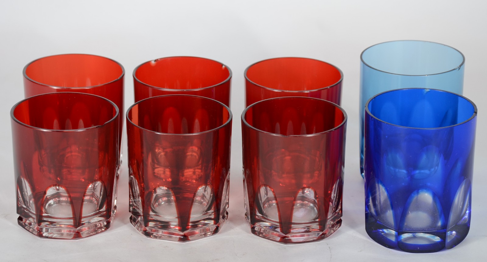 Conjunto com 6 copos baixos de cristal doublé rubi, e dois na cor... - foto 1 de 7