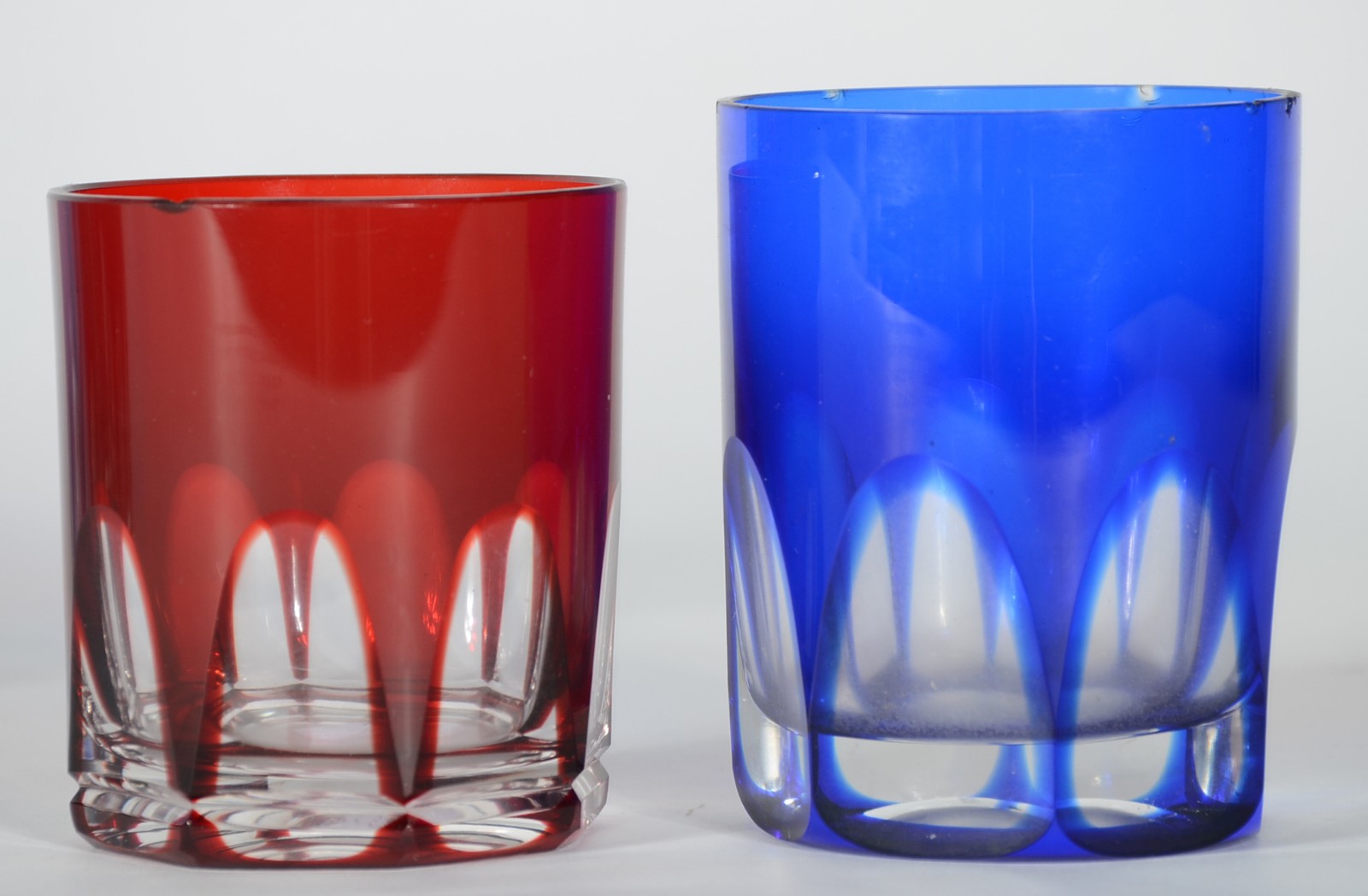 Conjunto com 6 copos baixos de cristal doublé rubi, e dois na cor... - foto 3 de 7