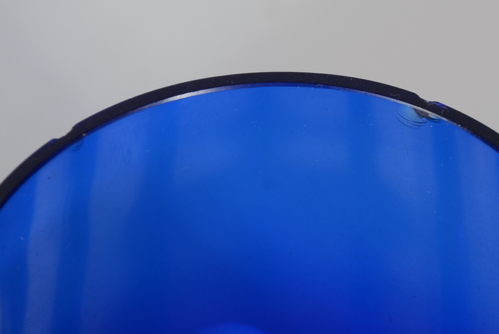 Conjunto com 6 copos baixos de cristal doublé rubi, e dois na cor... - foto 4 de 7
