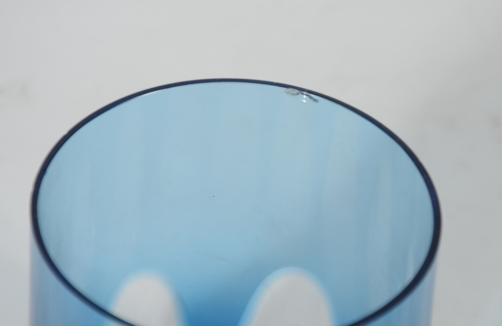 Conjunto com 6 copos baixos de cristal doublé rubi, e dois na cor... - foto 6 de 7
