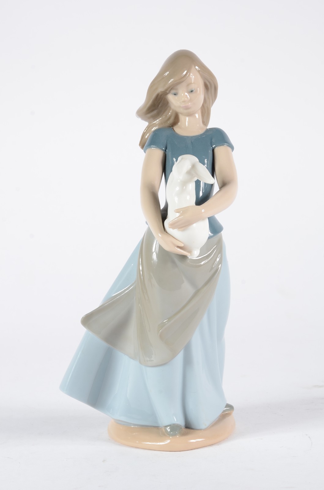 Escultura de porcelana espanhola NAO representando camponesa com... - foto 1 de 7