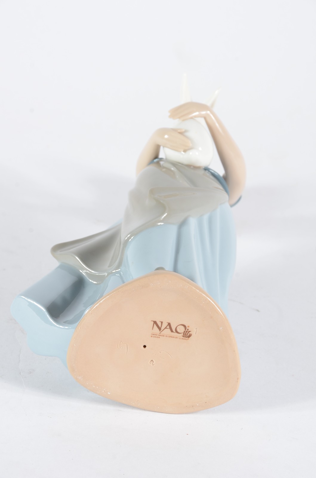 Escultura de porcelana espanhola NAO representando camponesa com... - foto 6 de 7