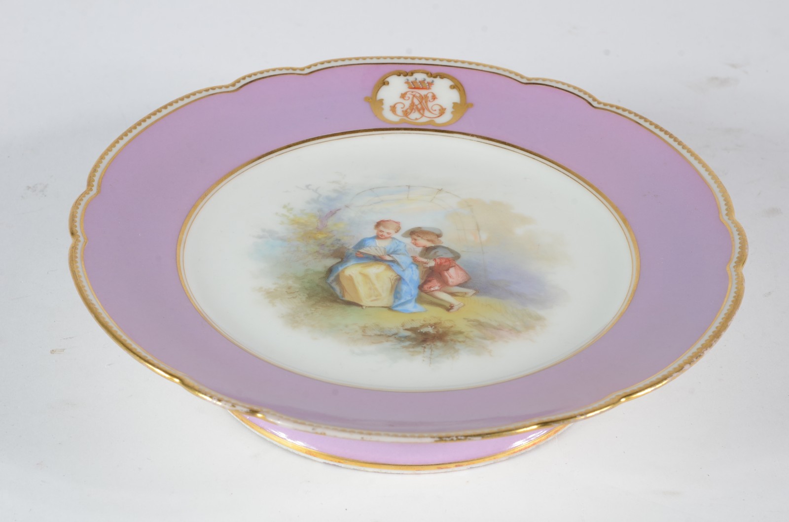 "Stand cake" de porcelana francesa, borda recortada decorada com... - foto 2 de 5