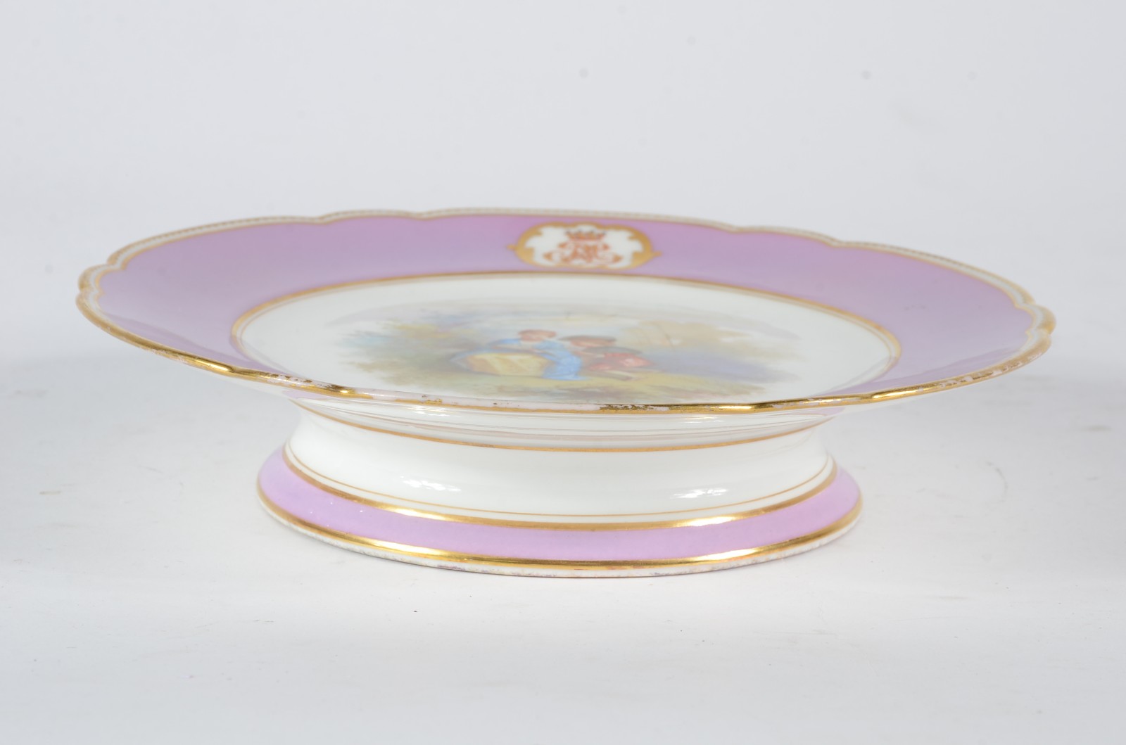 "Stand cake" de porcelana francesa, borda recortada decorada com... - foto 3 de 5