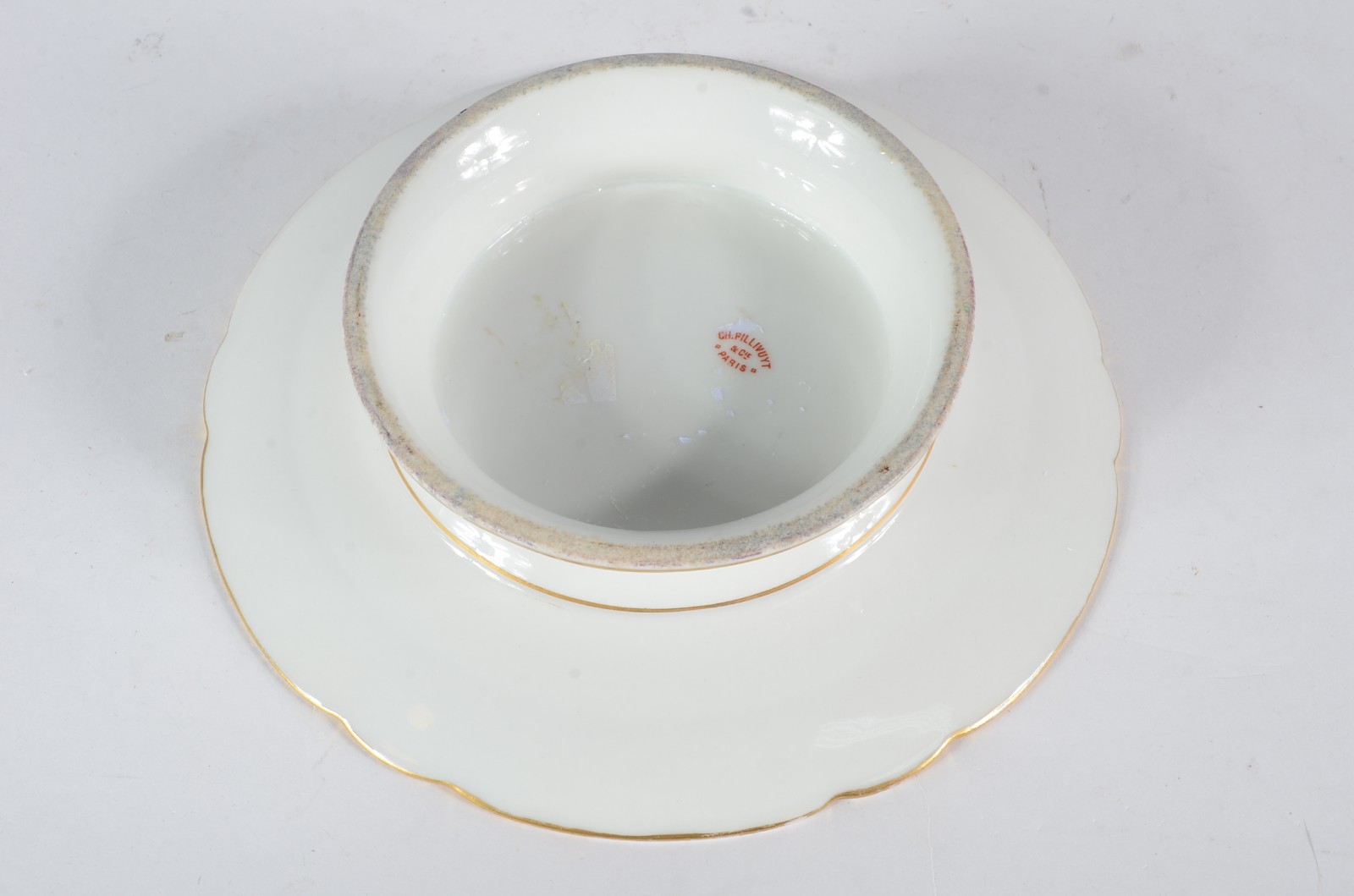 "Stand cake" de porcelana francesa, borda recortada decorada com... - foto 4 de 5