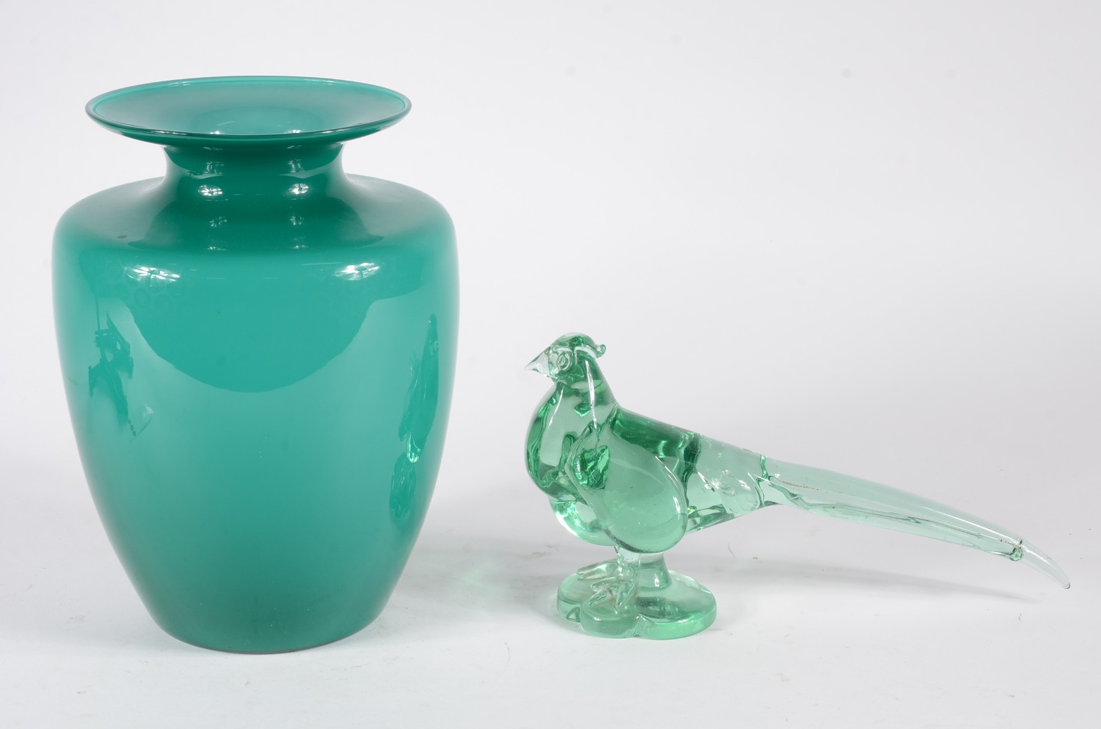 Duas peças, sendo um vaso de vidro decorativo e escultura de vidro... - foto 1 de 8