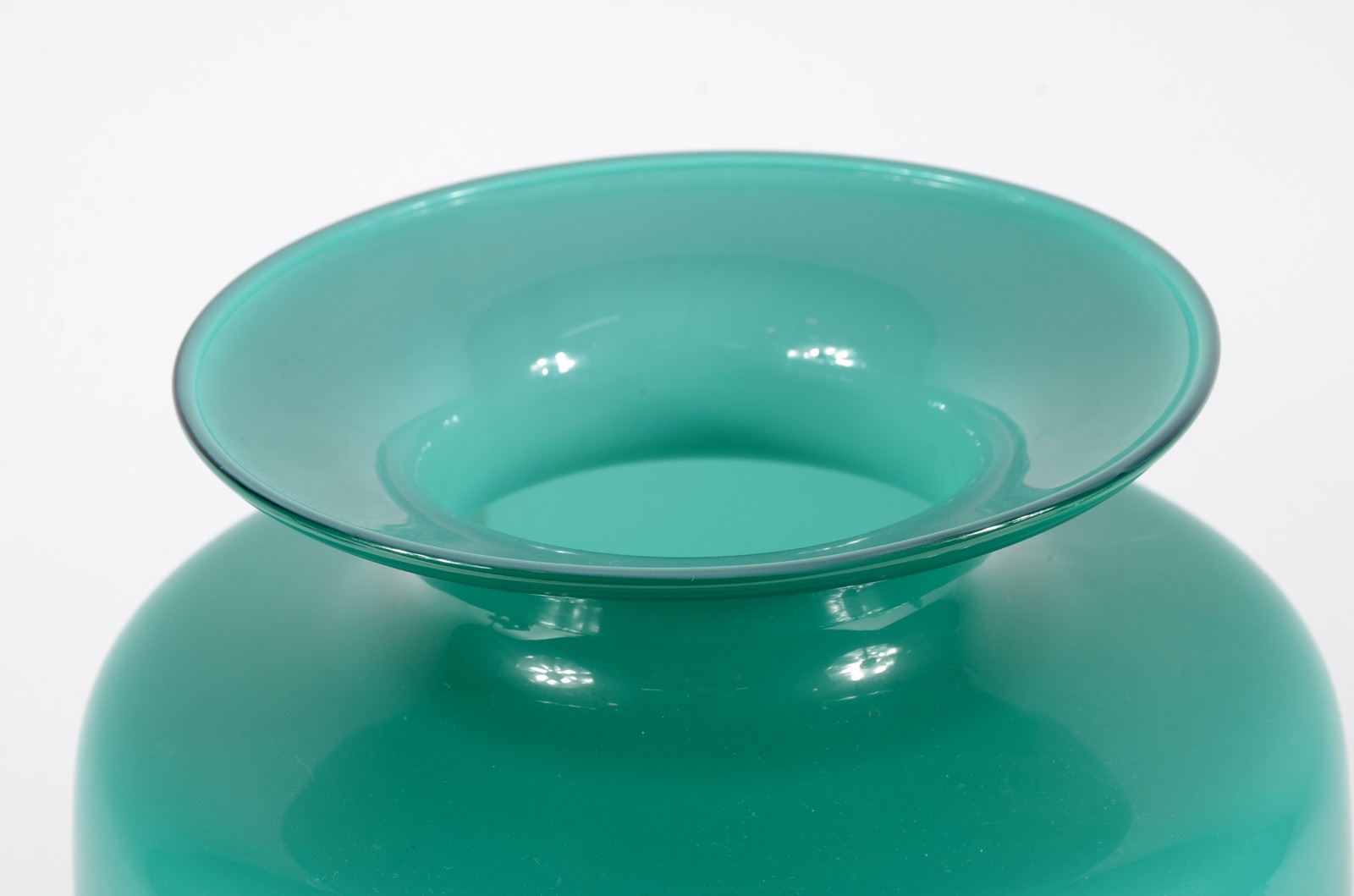 Duas peças, sendo um vaso de vidro decorativo e escultura de vidro... - foto 6 de 8