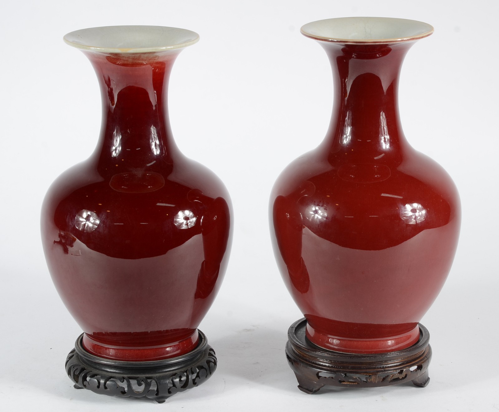 Par de vasos de porcelana chinesa "sangue de boi", bases de madeira. - foto 1 de 5