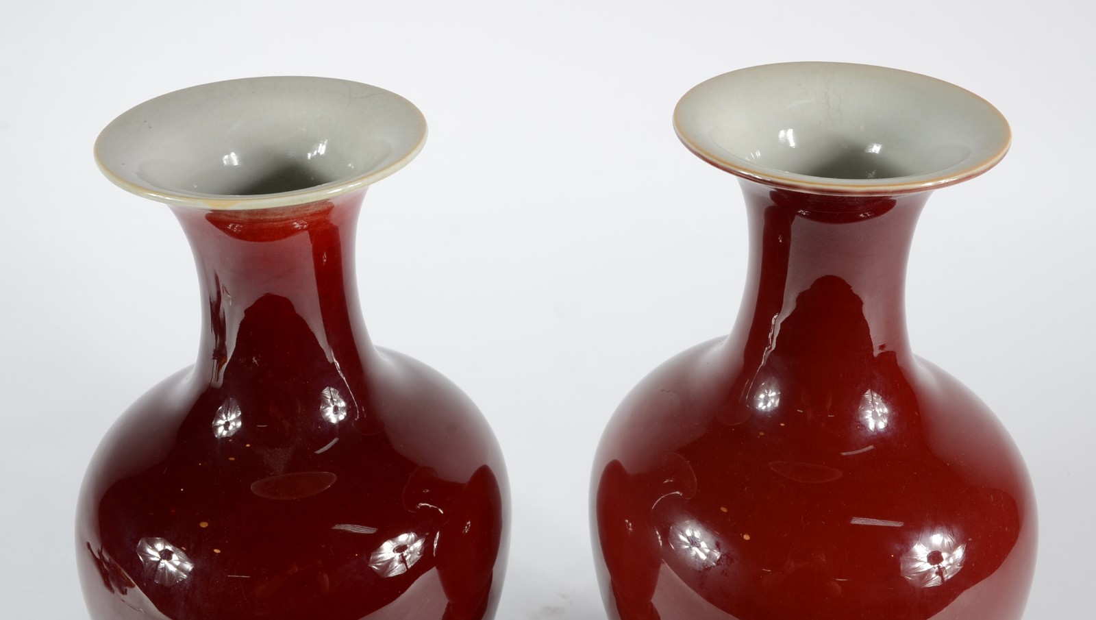 Par de vasos de porcelana chinesa "sangue de boi", bases de madeira. - foto 2 de 5