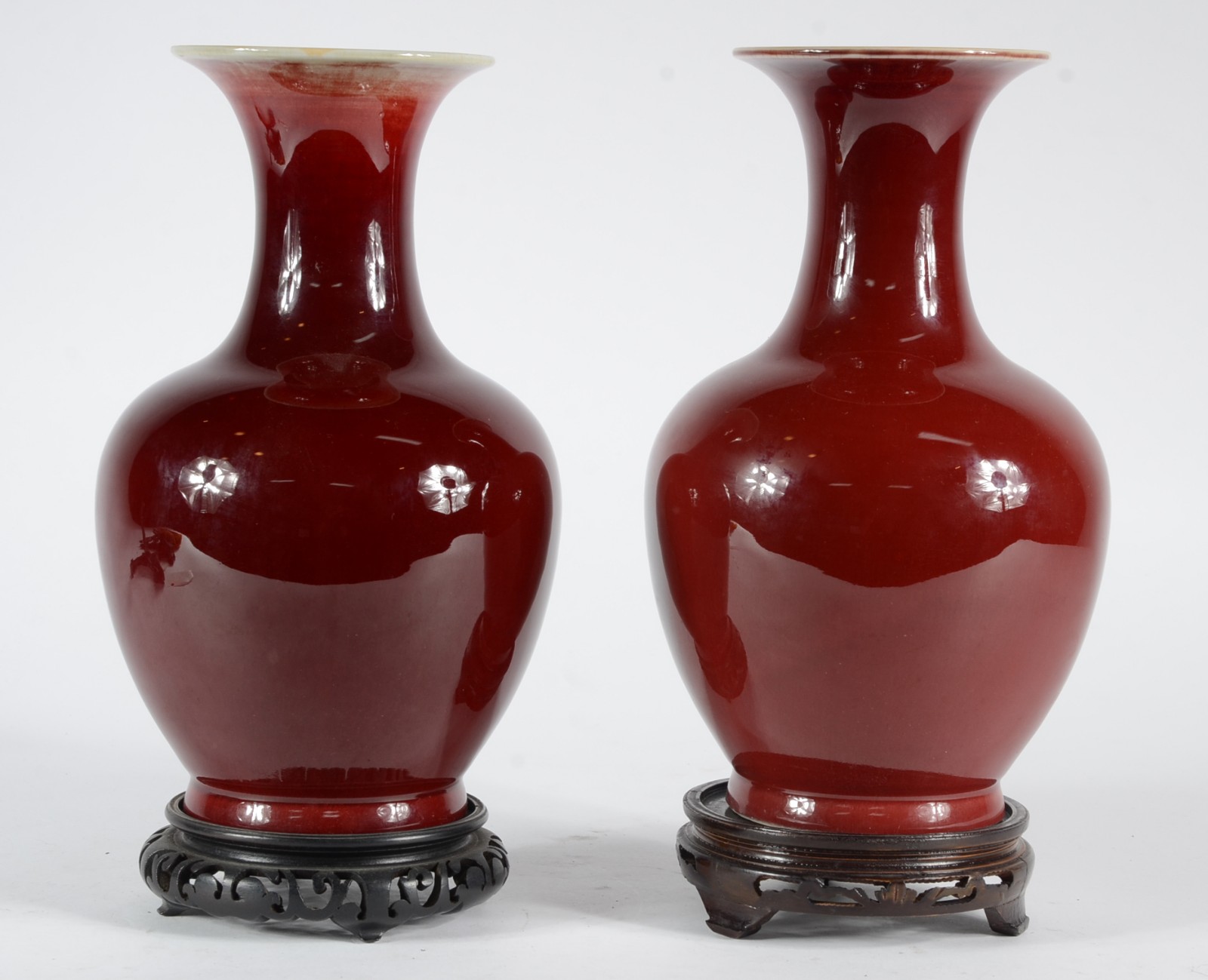 Par de vasos de porcelana chinesa "sangue de boi", bases de madeira. - foto 3 de 5