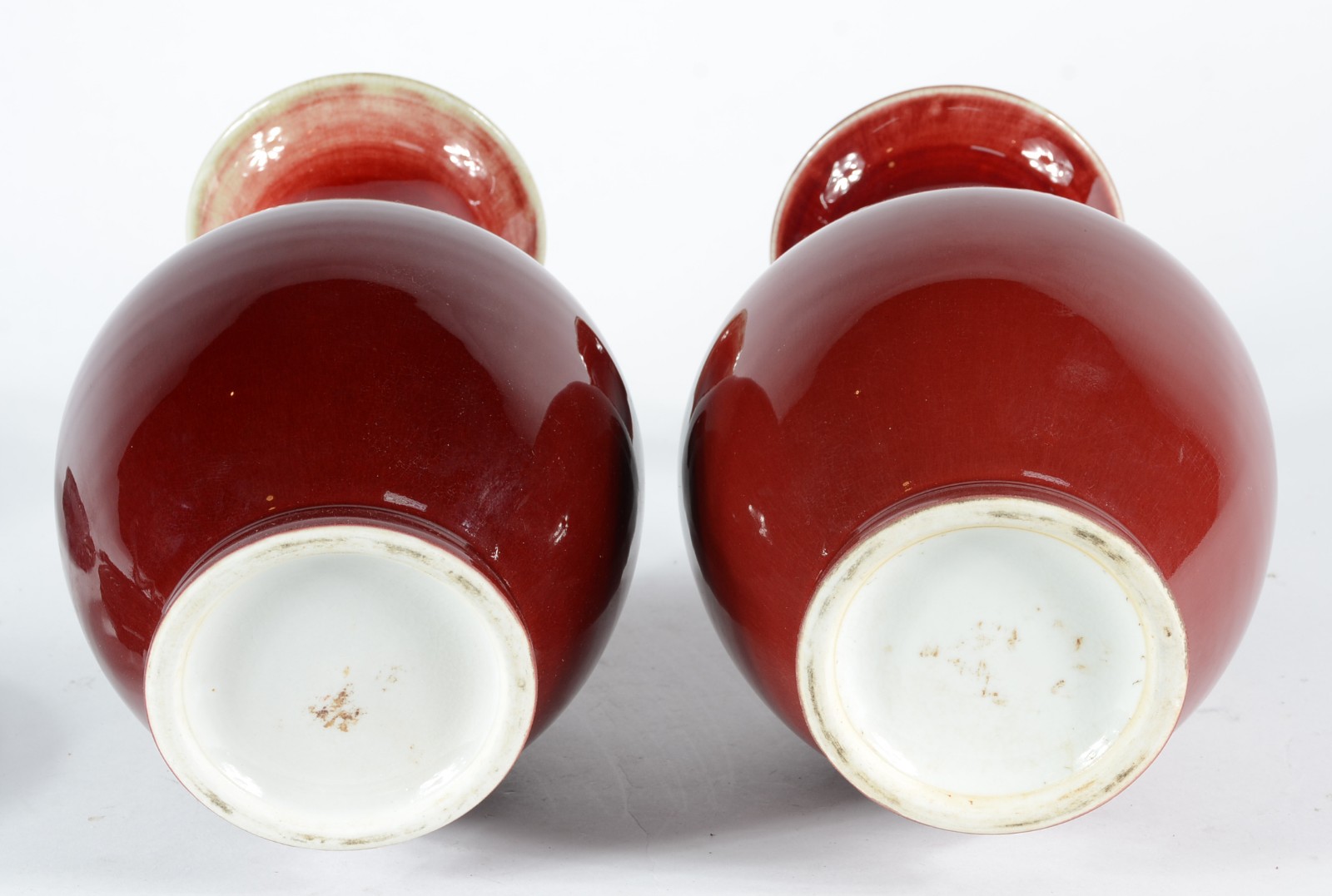 Par de vasos de porcelana chinesa "sangue de boi", bases de madeira. - foto 4 de 5