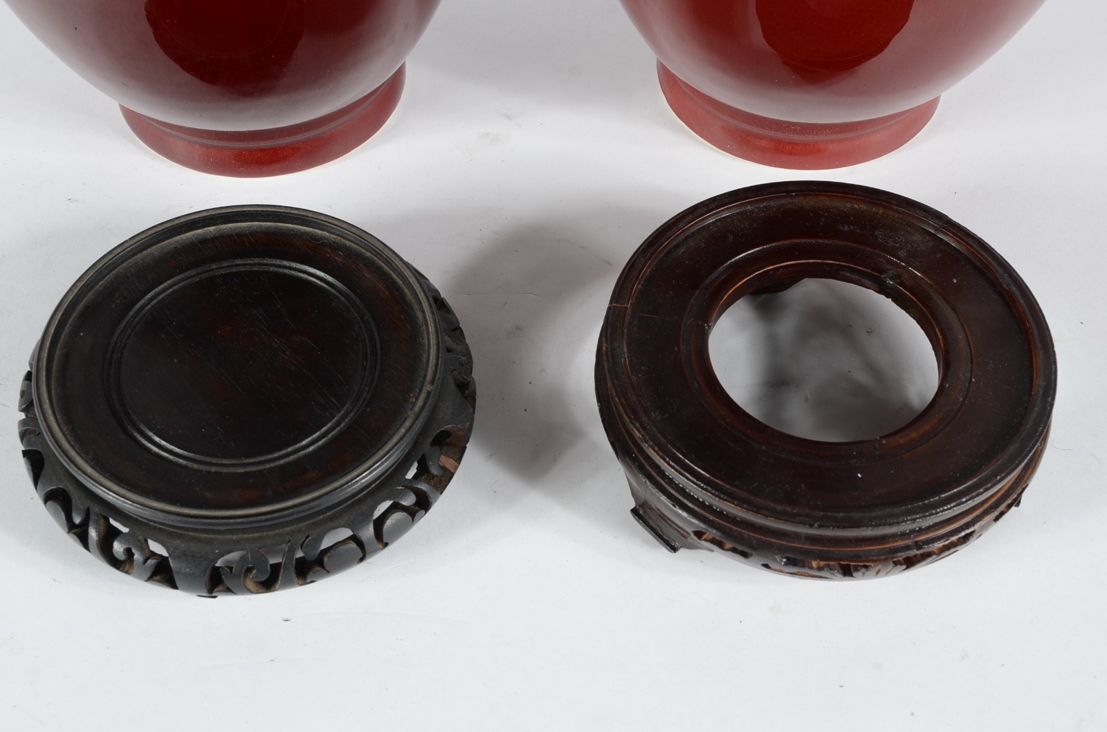 Par de vasos de porcelana chinesa "sangue de boi", bases de madeira. - foto 5 de 5