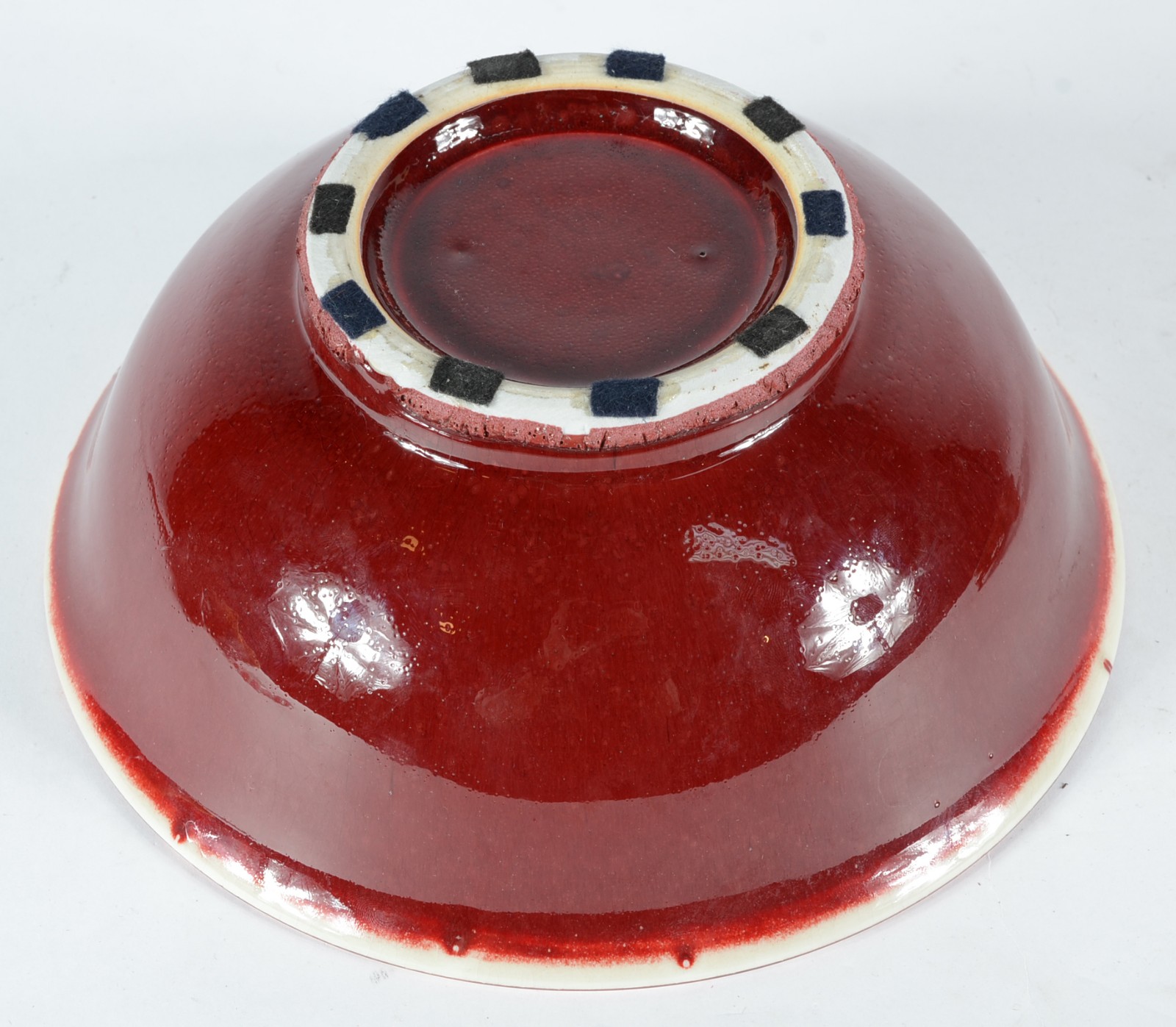 Bowl de porcelana chinesa "sangue de boi", base de madeira. - foto 4 de 5