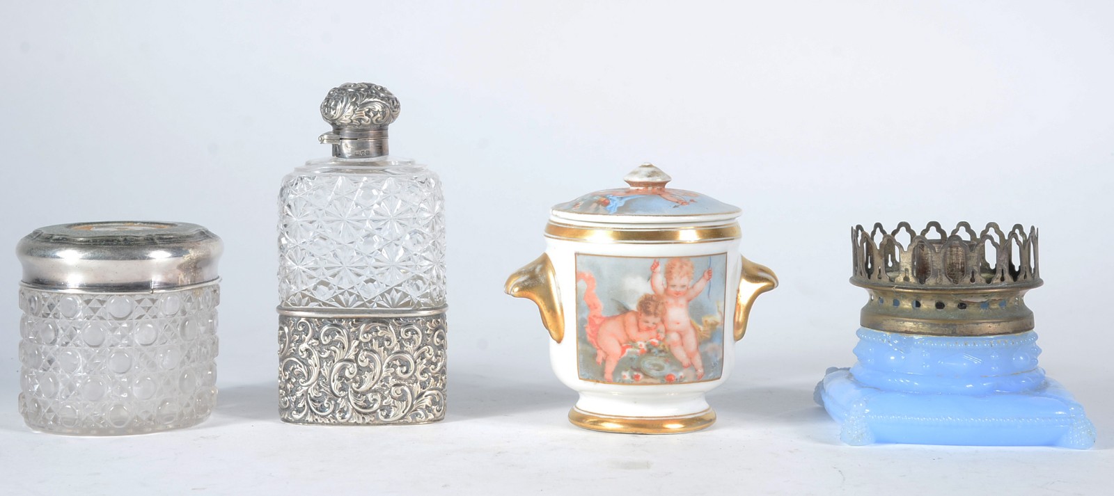 Quatro peças diversas, sendo: caixa poseira e perfumeiro de cristal e... - foto 1 de 8