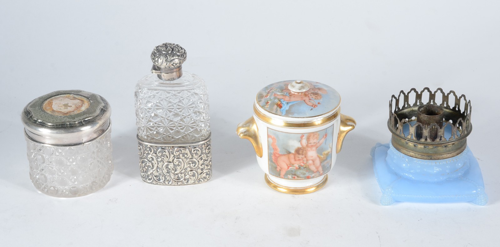 Quatro peças diversas, sendo: caixa poseira e perfumeiro de cristal e... - foto 2 de 8