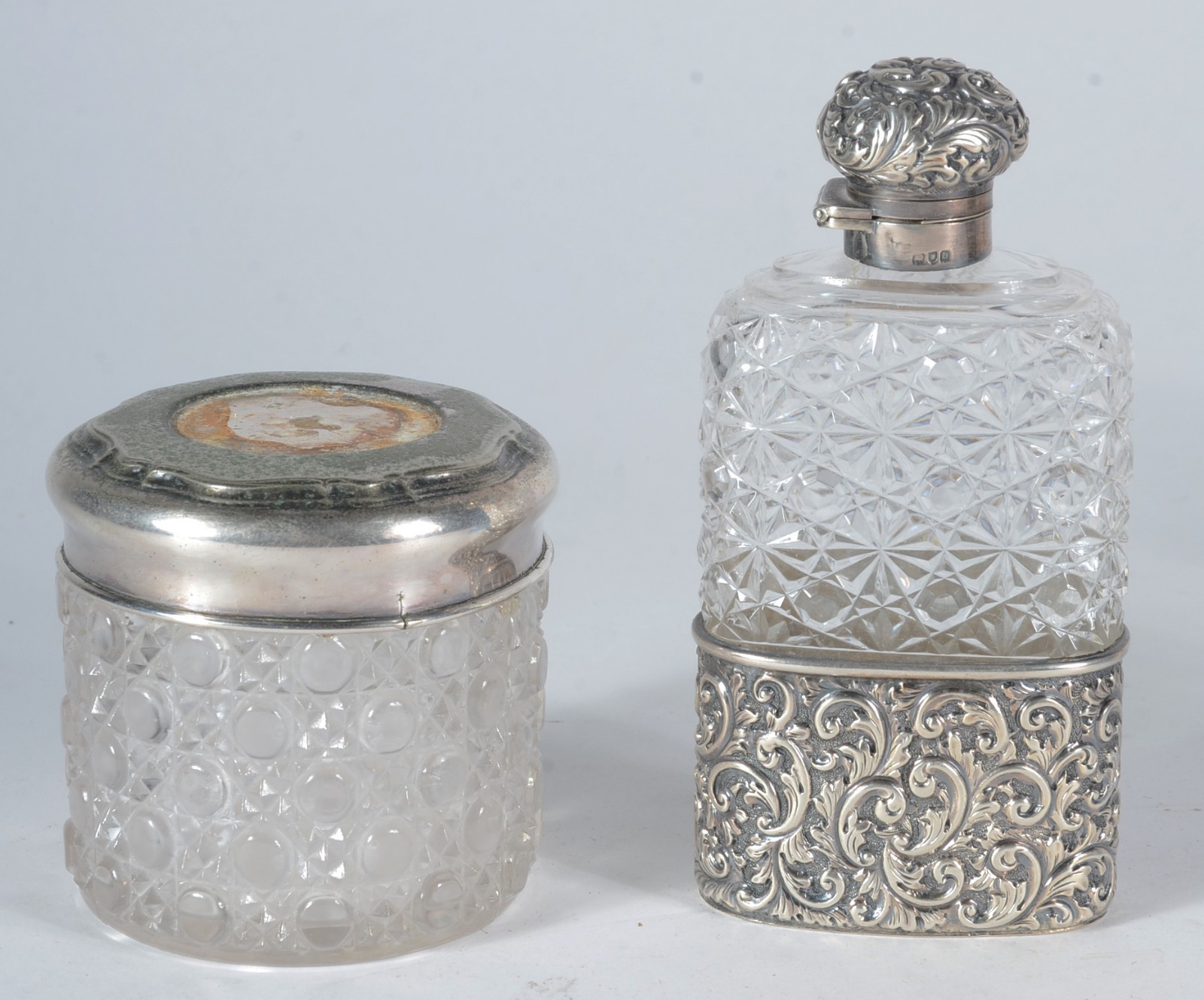 Quatro peças diversas, sendo: caixa poseira e perfumeiro de cristal e... - foto 3 de 8