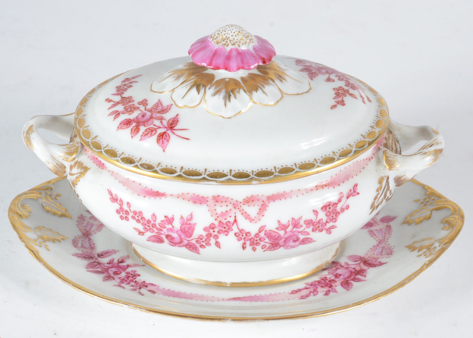 Pequena sopeira com presentoir de porcelana São Caetano, decorada com... - foto 2 de 5