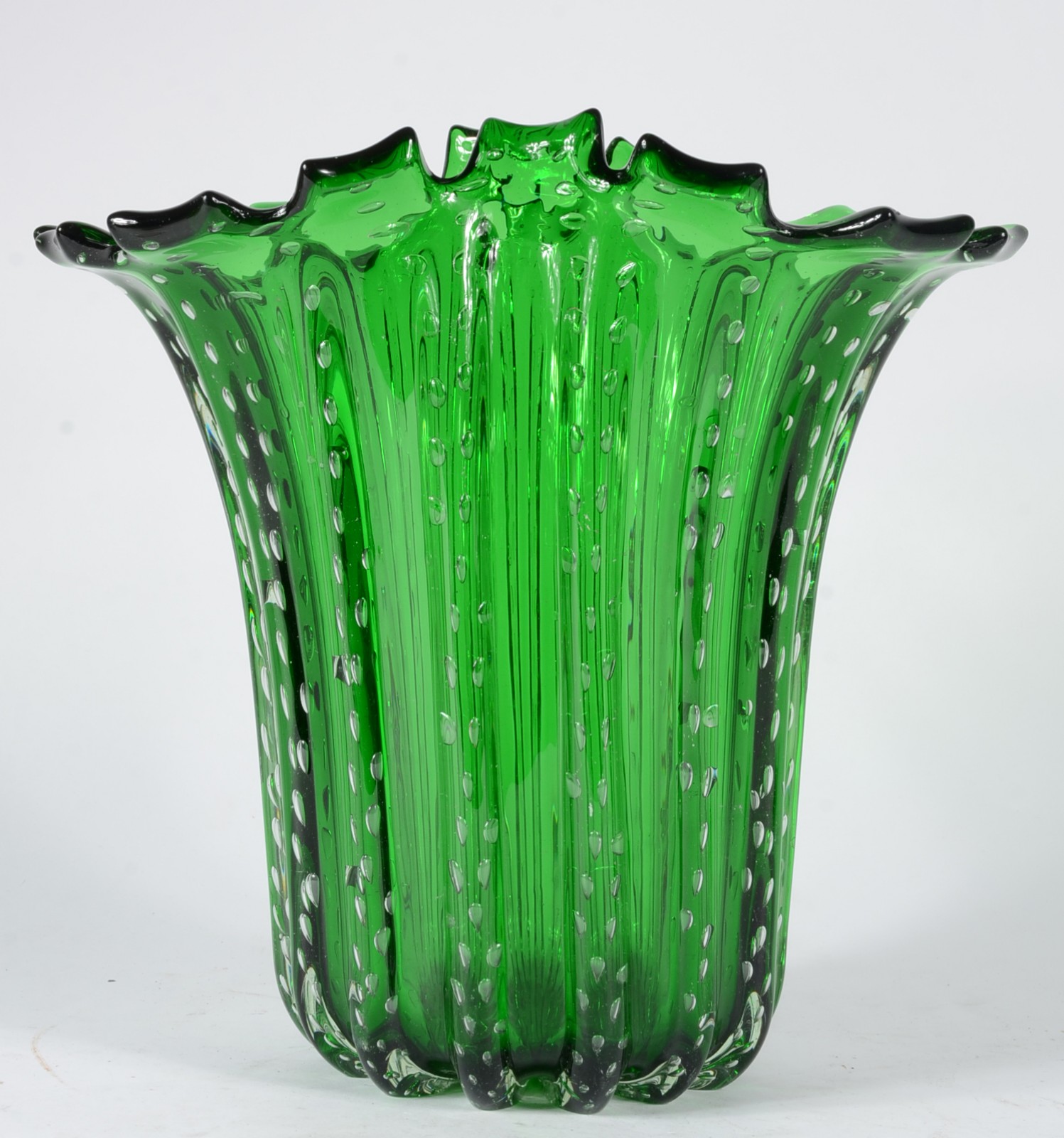 Vaso de murano verde trabalhado em gomos, borda recortada. - foto 1 de 5