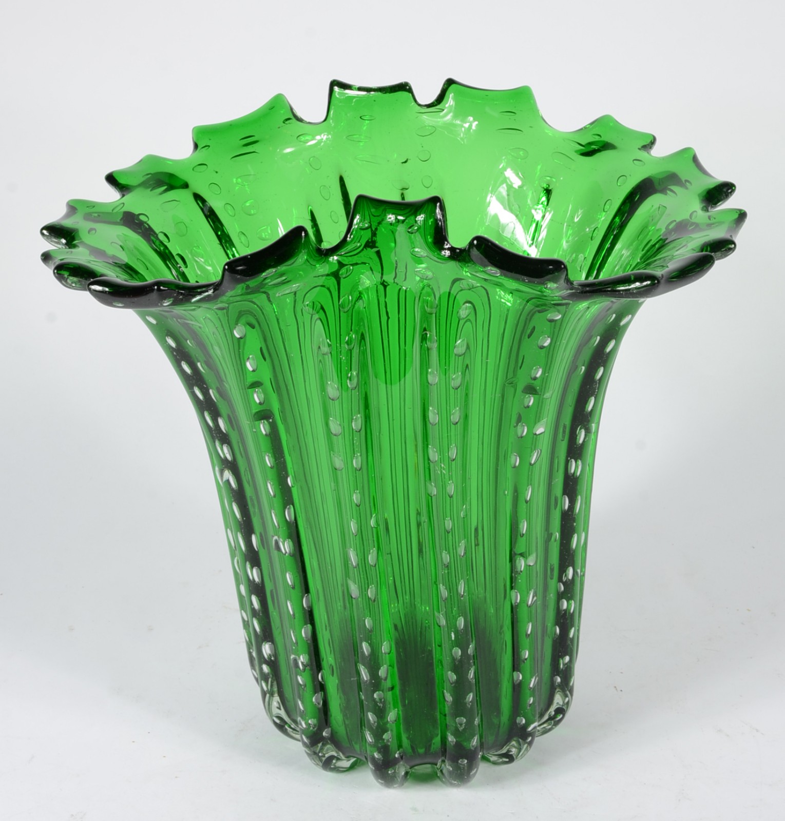 Vaso de murano verde trabalhado em gomos, borda recortada. - foto 2 de 5