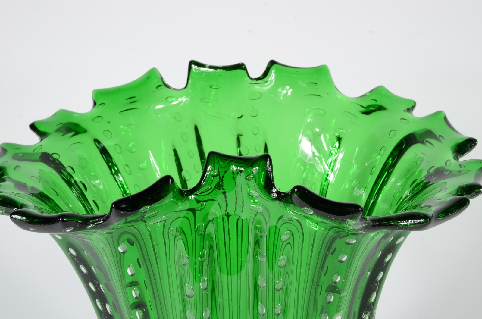 Vaso de murano verde trabalhado em gomos, borda recortada. - foto 3 de 5