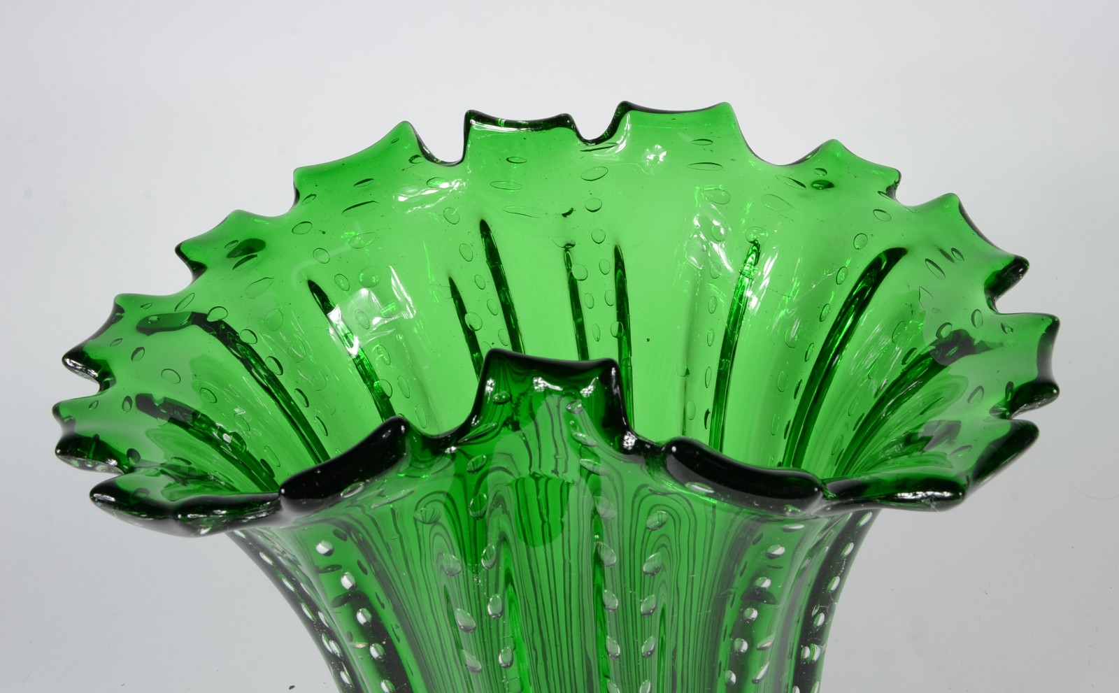 Vaso de murano verde trabalhado em gomos, borda recortada. - foto 4 de 5