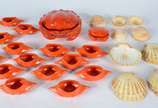 Conjunto de cerâmica na cor laranja composto de... - Conjunto de cerâmica na cor laranja composto de sopeira, molheira e 14 recipientes para casquinha de siri e 22 conchas para coquille. Total: 36 ...
